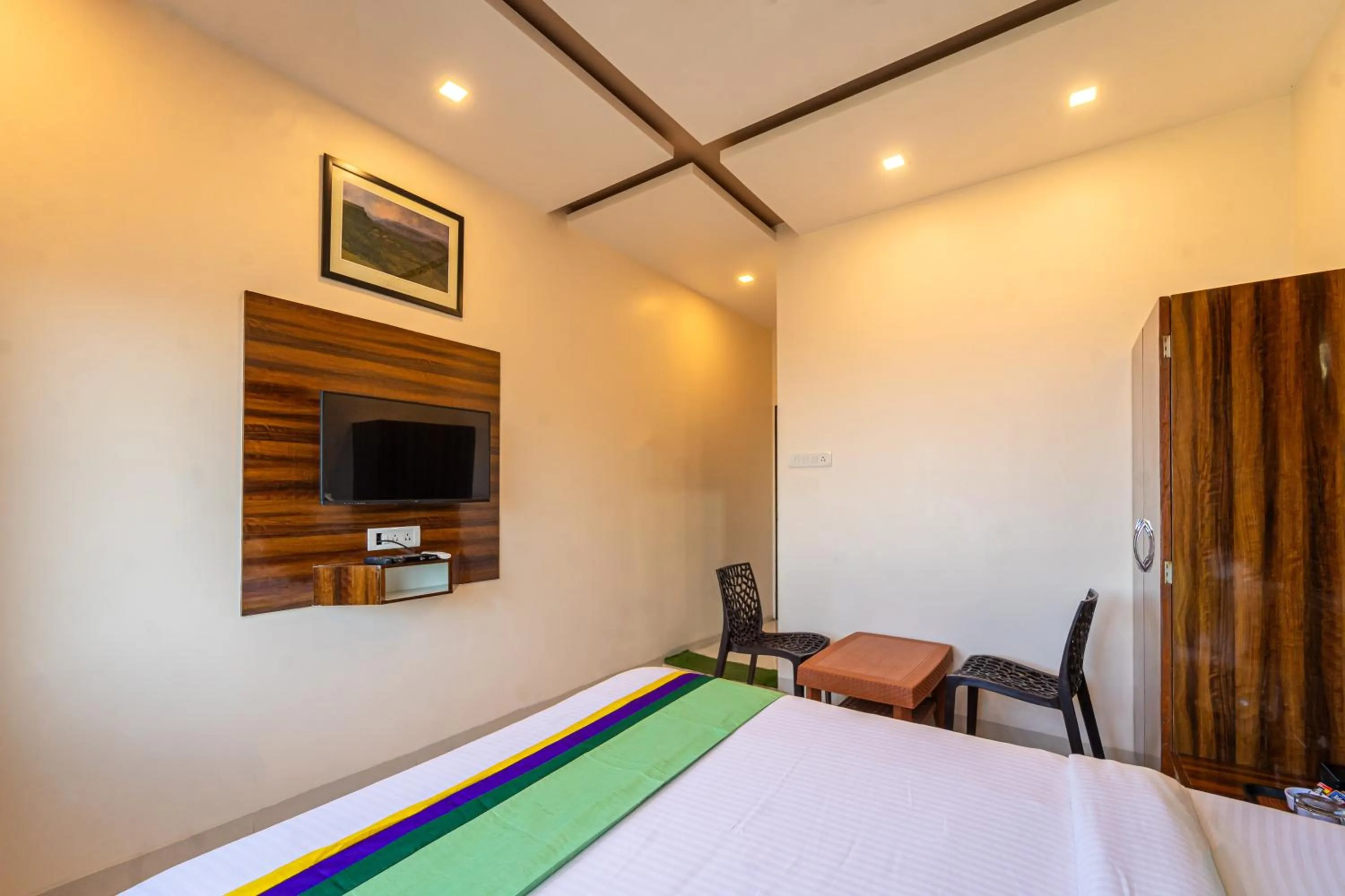 Bedroom, Bed in Treebo Kaizen, 3 Kms From Paragliding