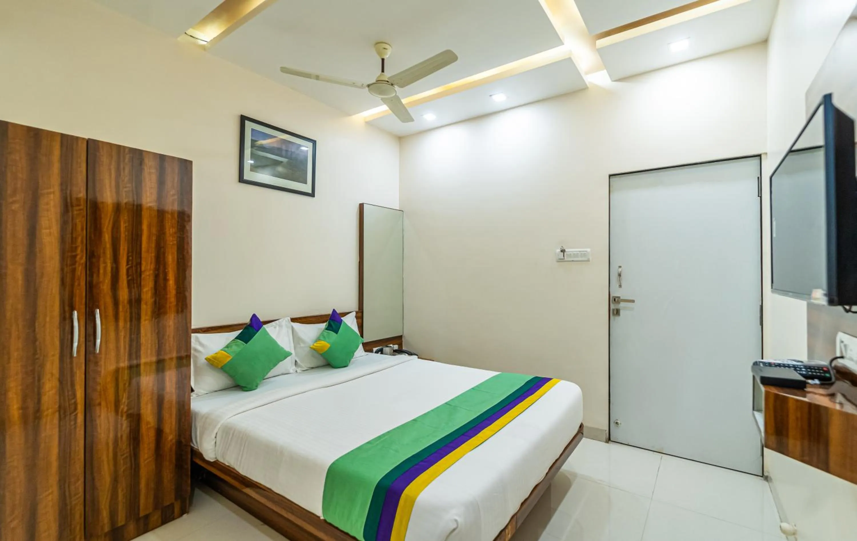 Bedroom, Bed in Treebo Kaizen, 3 Kms From Paragliding