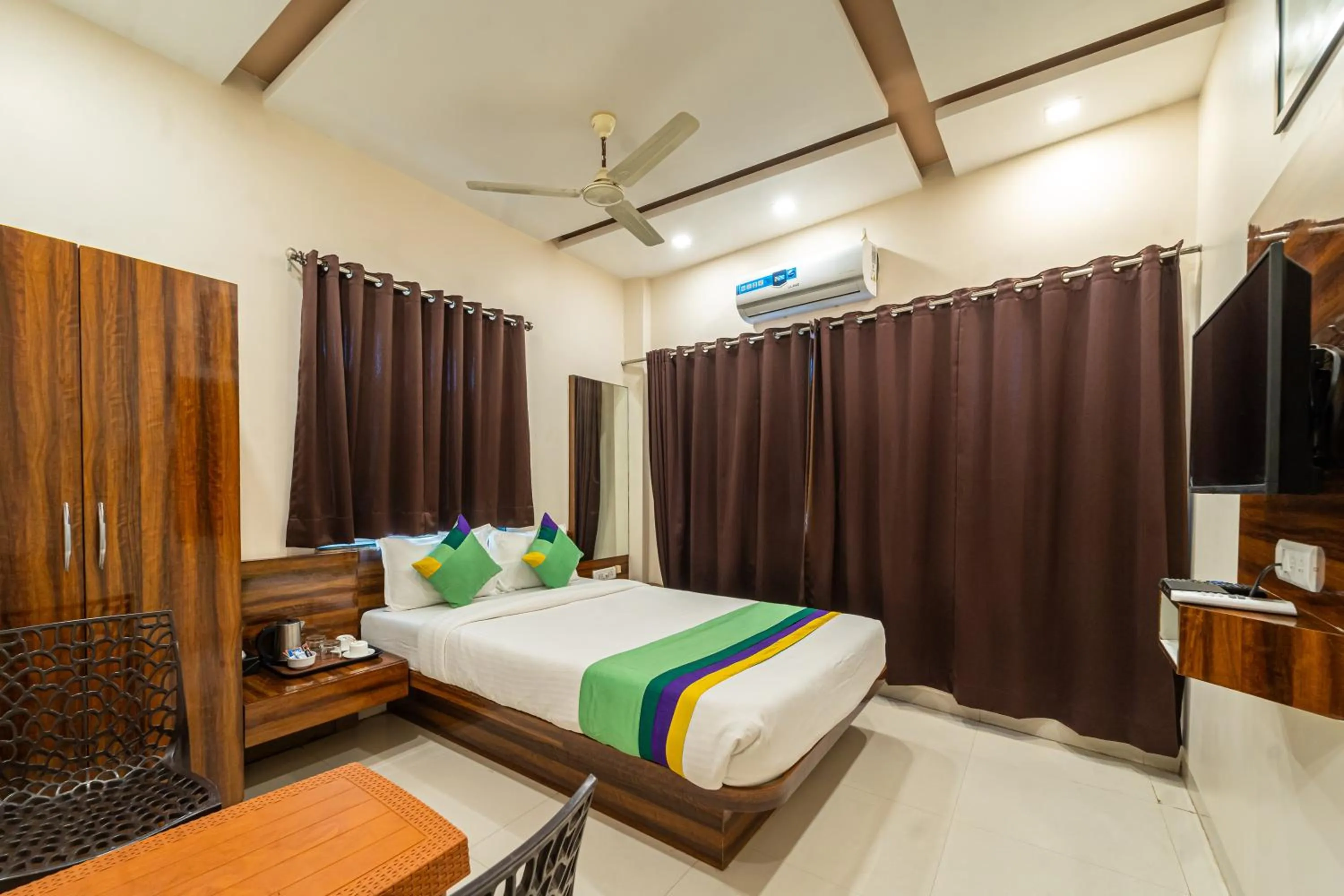 Bedroom, Bed in Treebo Kaizen, 3 Kms From Paragliding