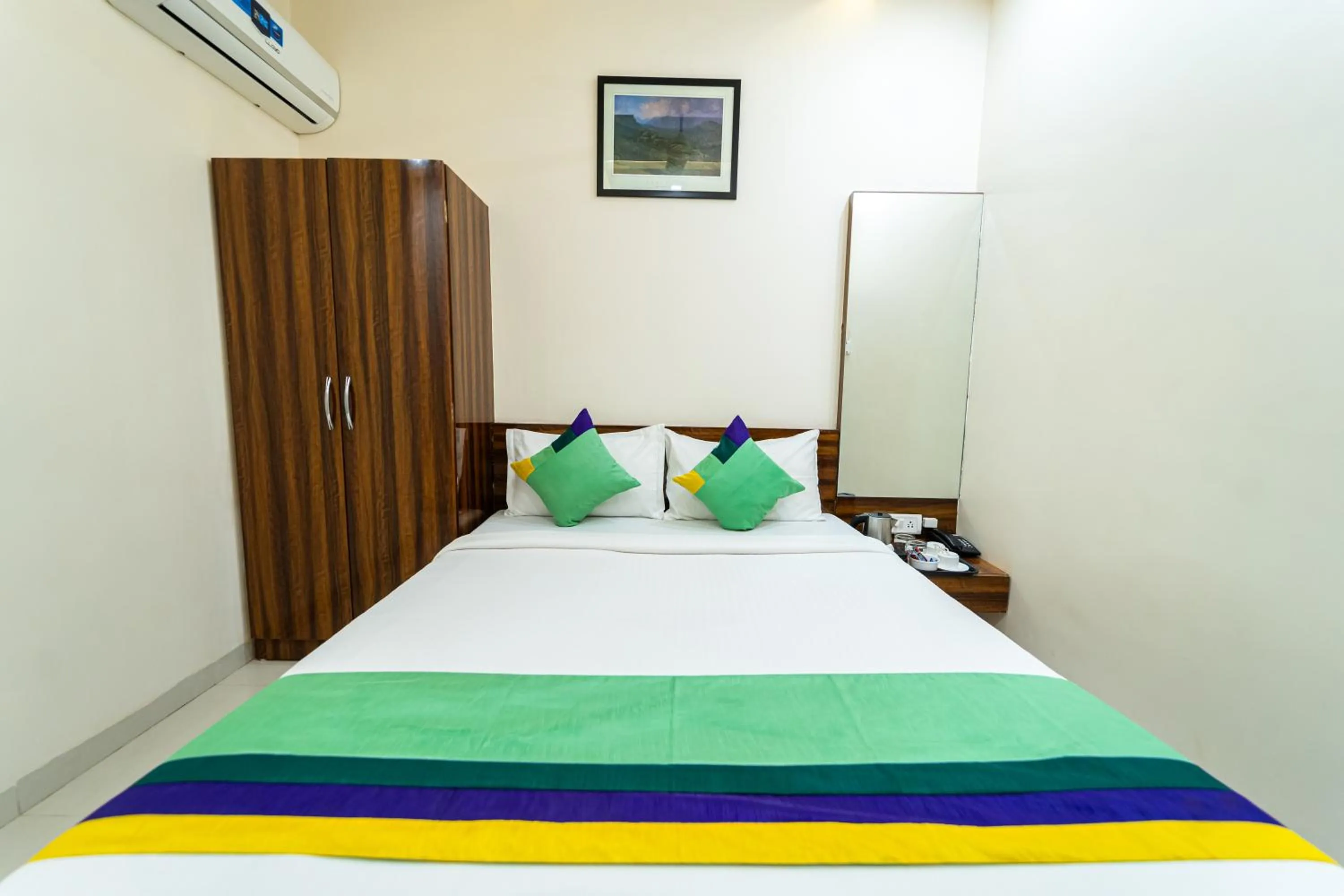 Bedroom, Bed in Treebo Kaizen, 3 Kms From Paragliding