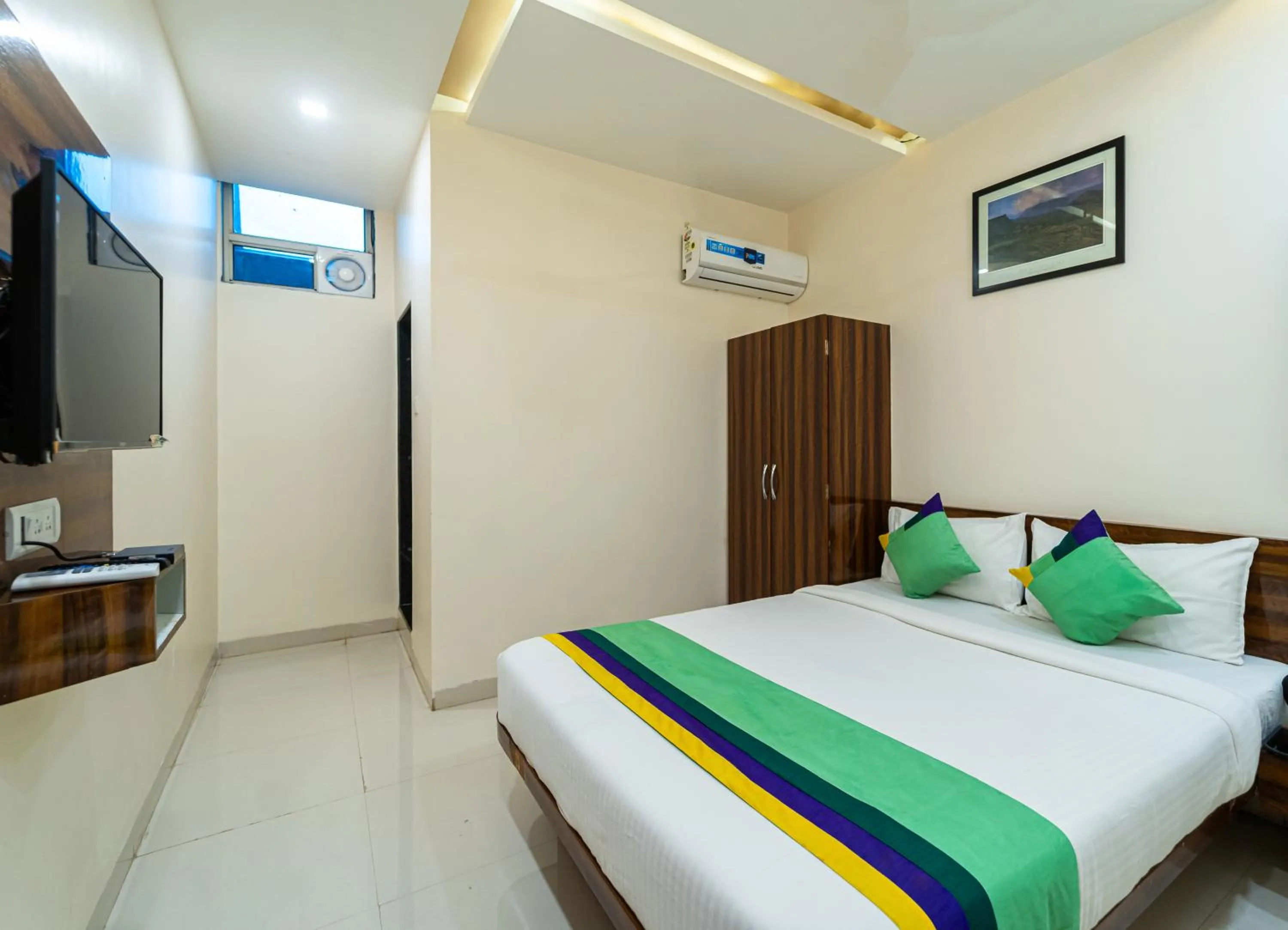 Bedroom, Bed in Treebo Kaizen, 3 Kms From Paragliding