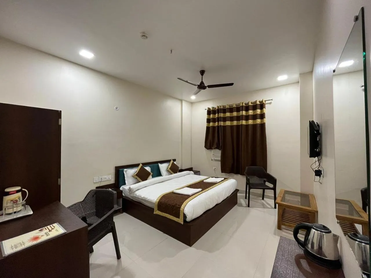 Photo of the whole room, Bed in HOTEL KAVANA