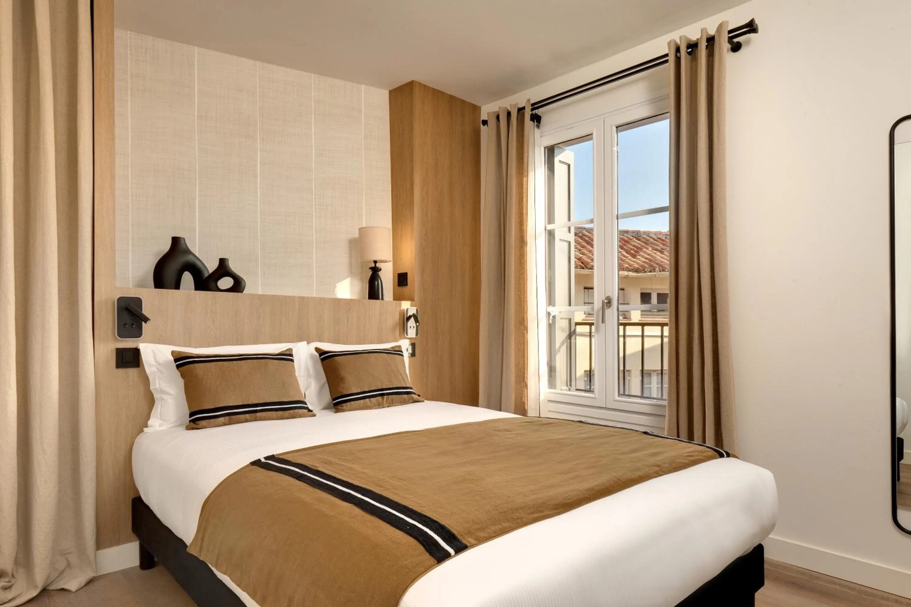 Photo of the whole room, Bed in Les Appartements de Collioure