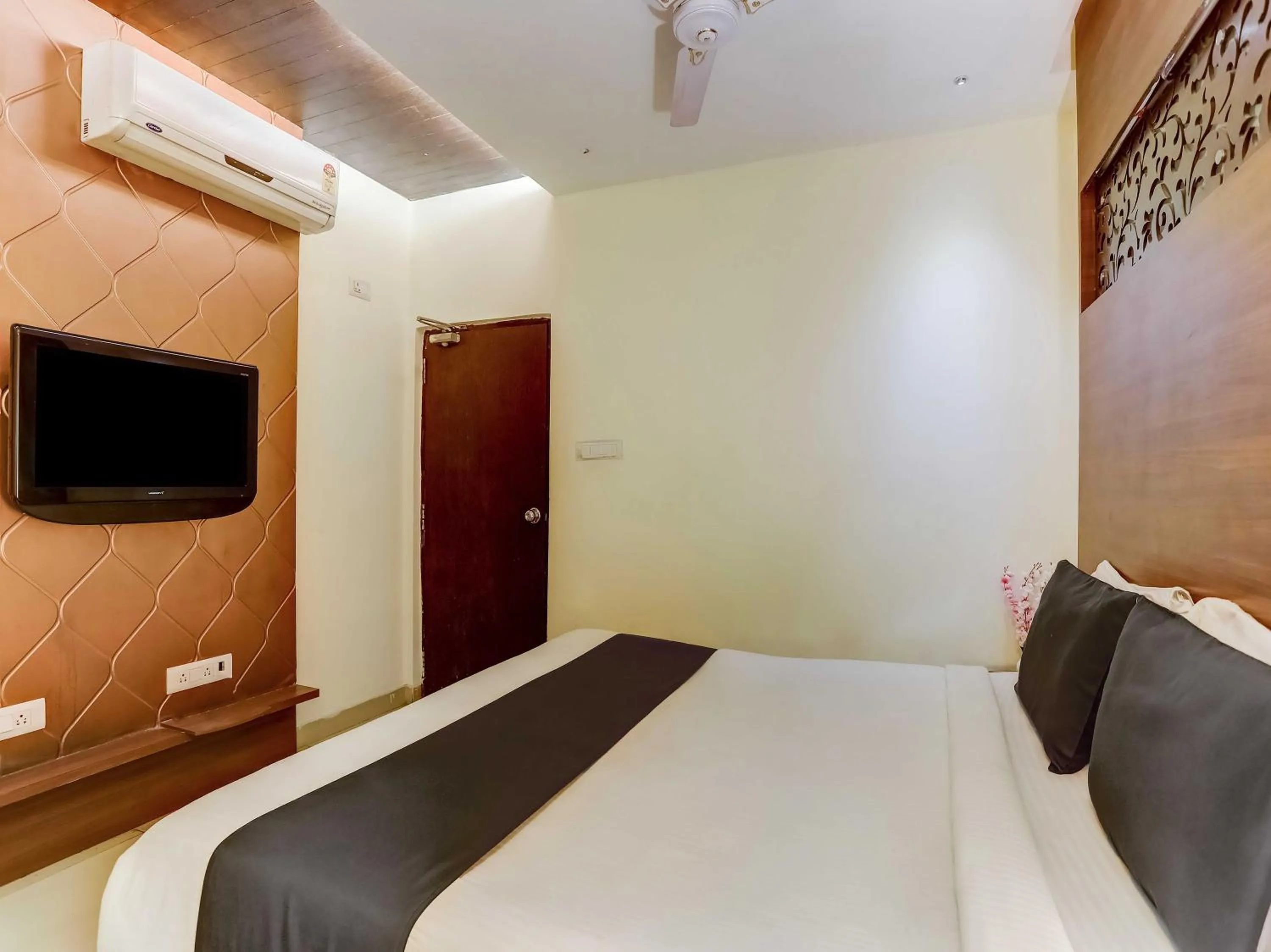 Bedroom, Bed in Collection O Grand Krishna