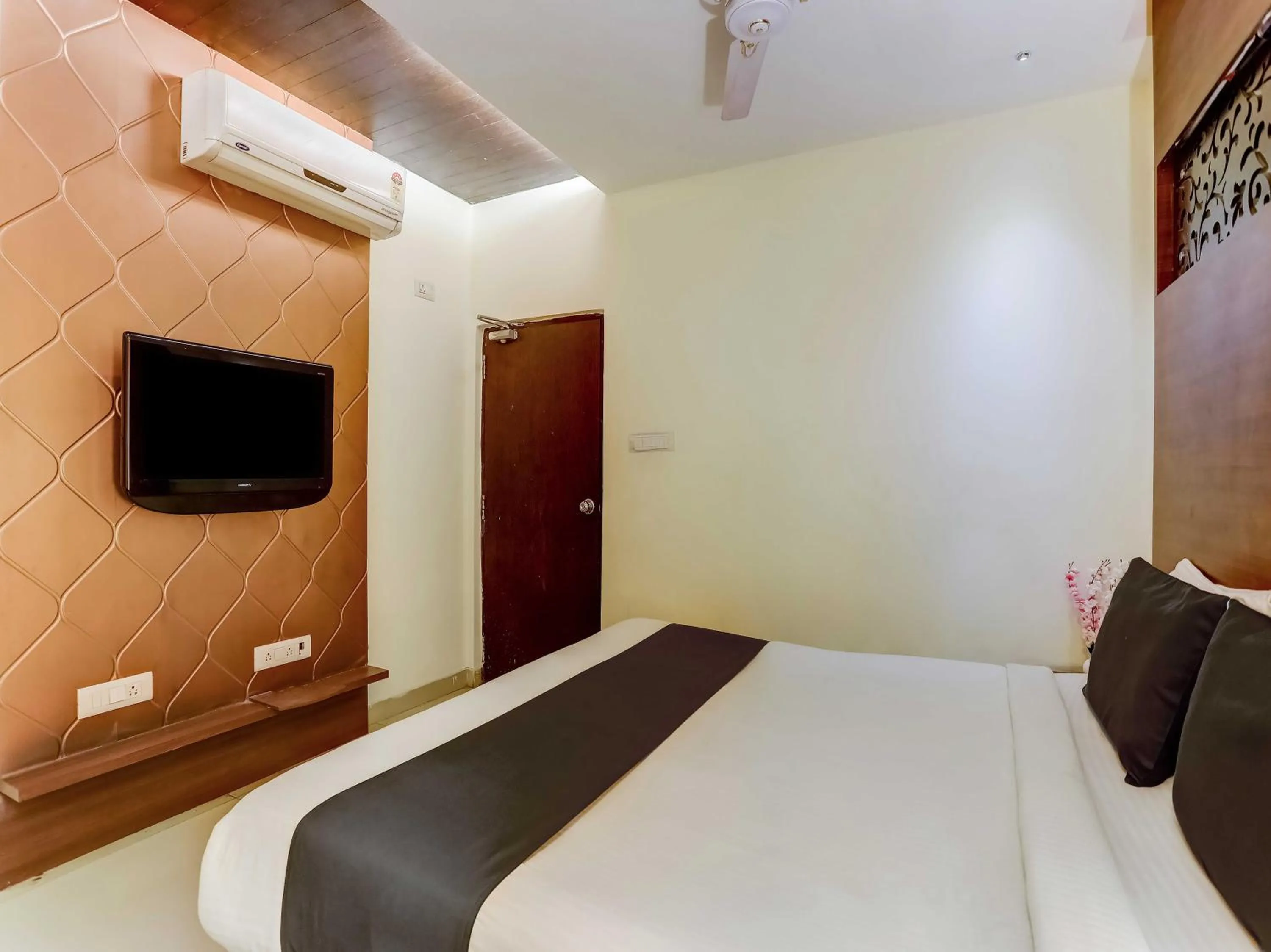 Bedroom, Bed in Collection O Grand Krishna