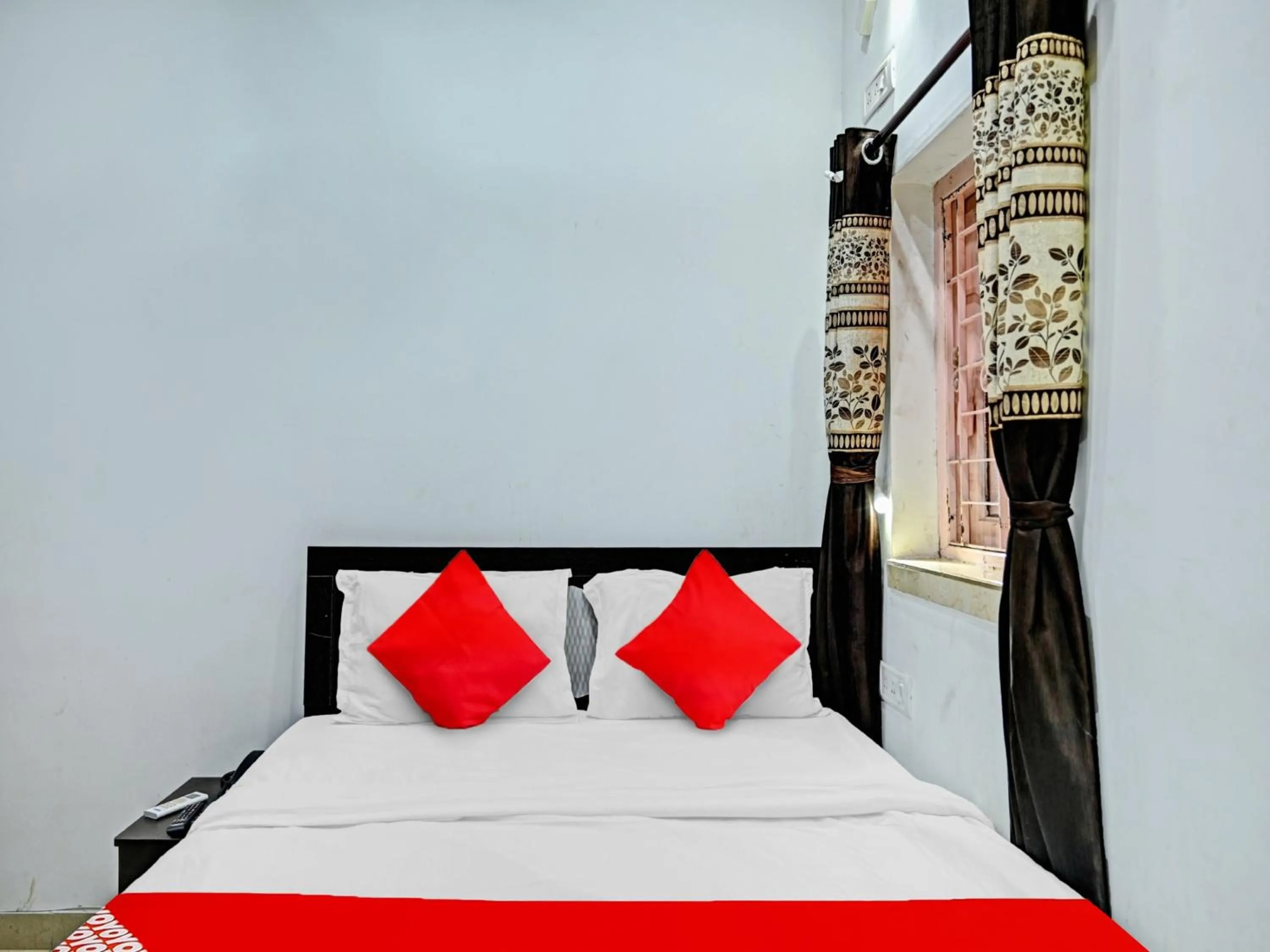 Facade/entrance, Bed in Hotel O LAXMI GUEST HOUSE JADAVPUR
