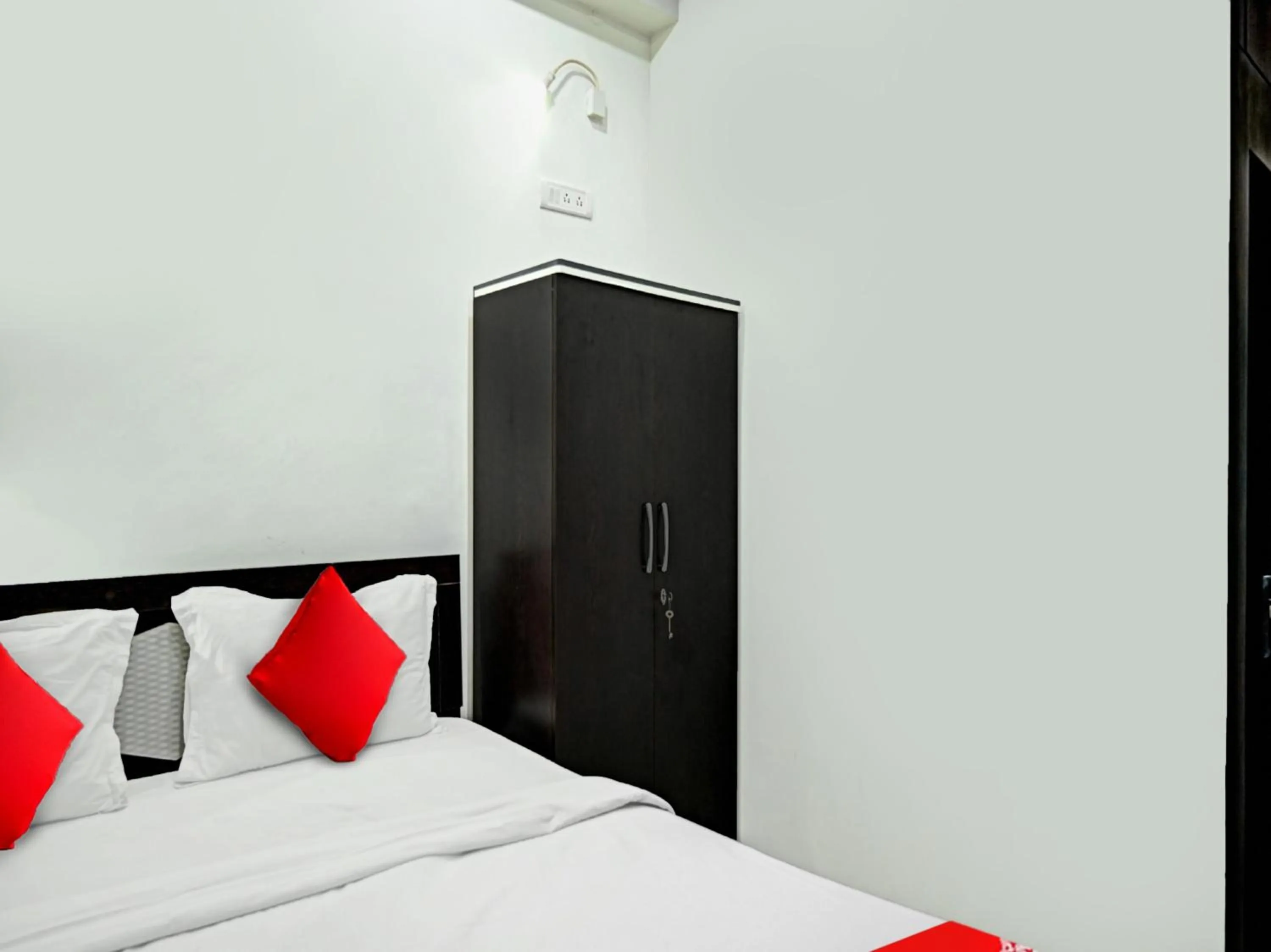 Facade/entrance, Bed in Hotel O LAXMI GUEST HOUSE JADAVPUR
