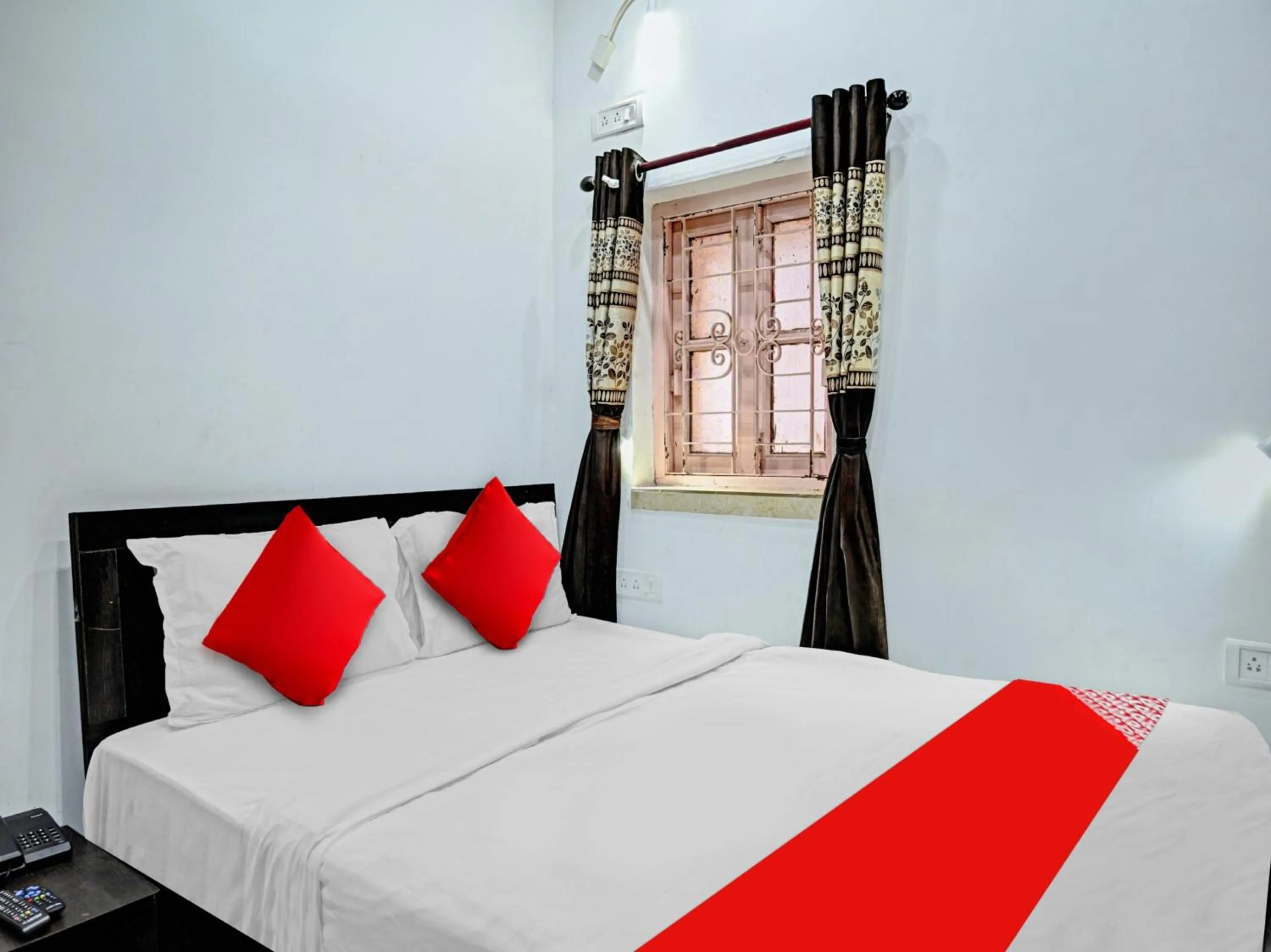 Facade/entrance, Bed in Hotel O LAXMI GUEST HOUSE JADAVPUR