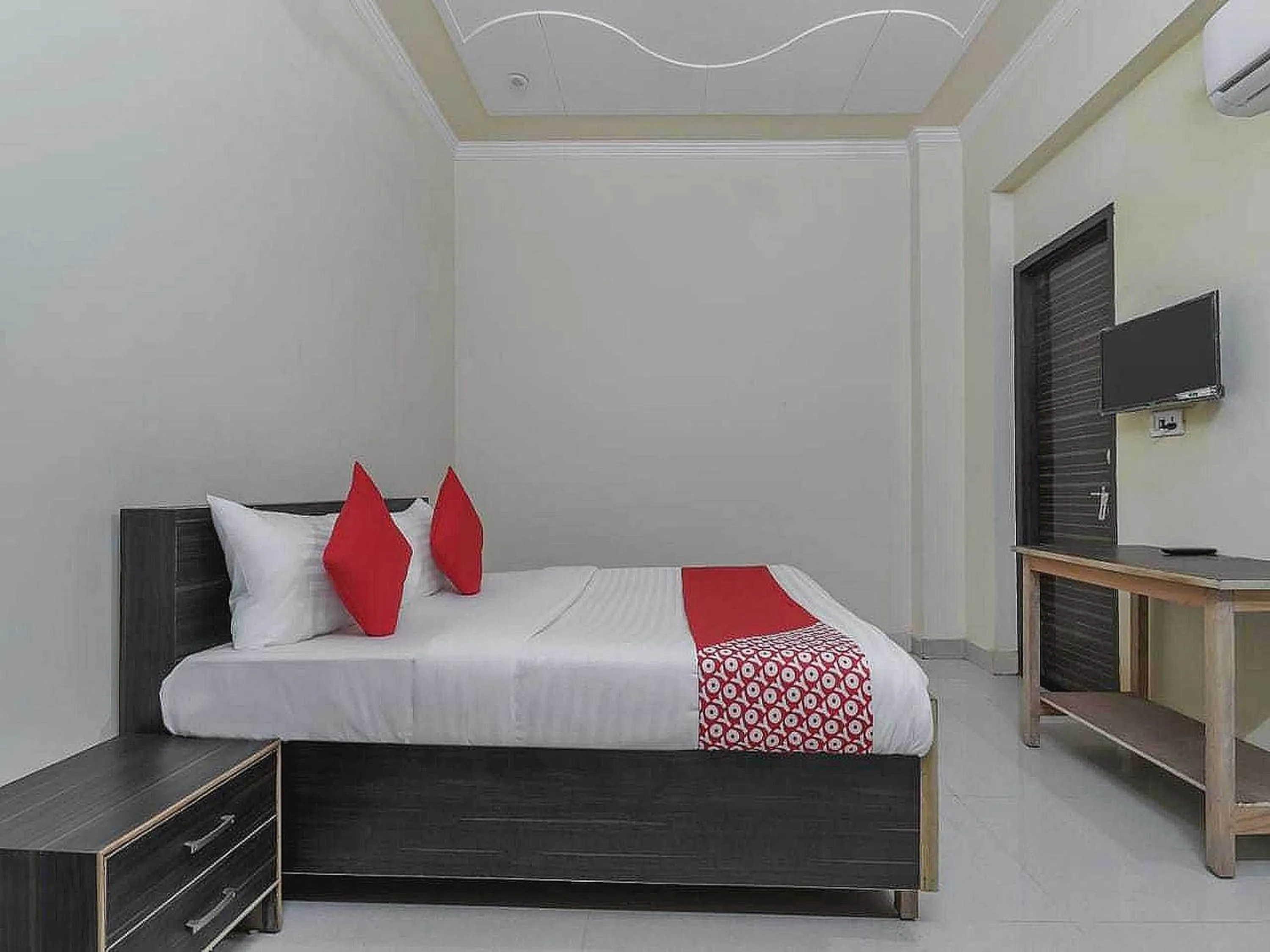 Bedroom in Hotel O The Knights Inn