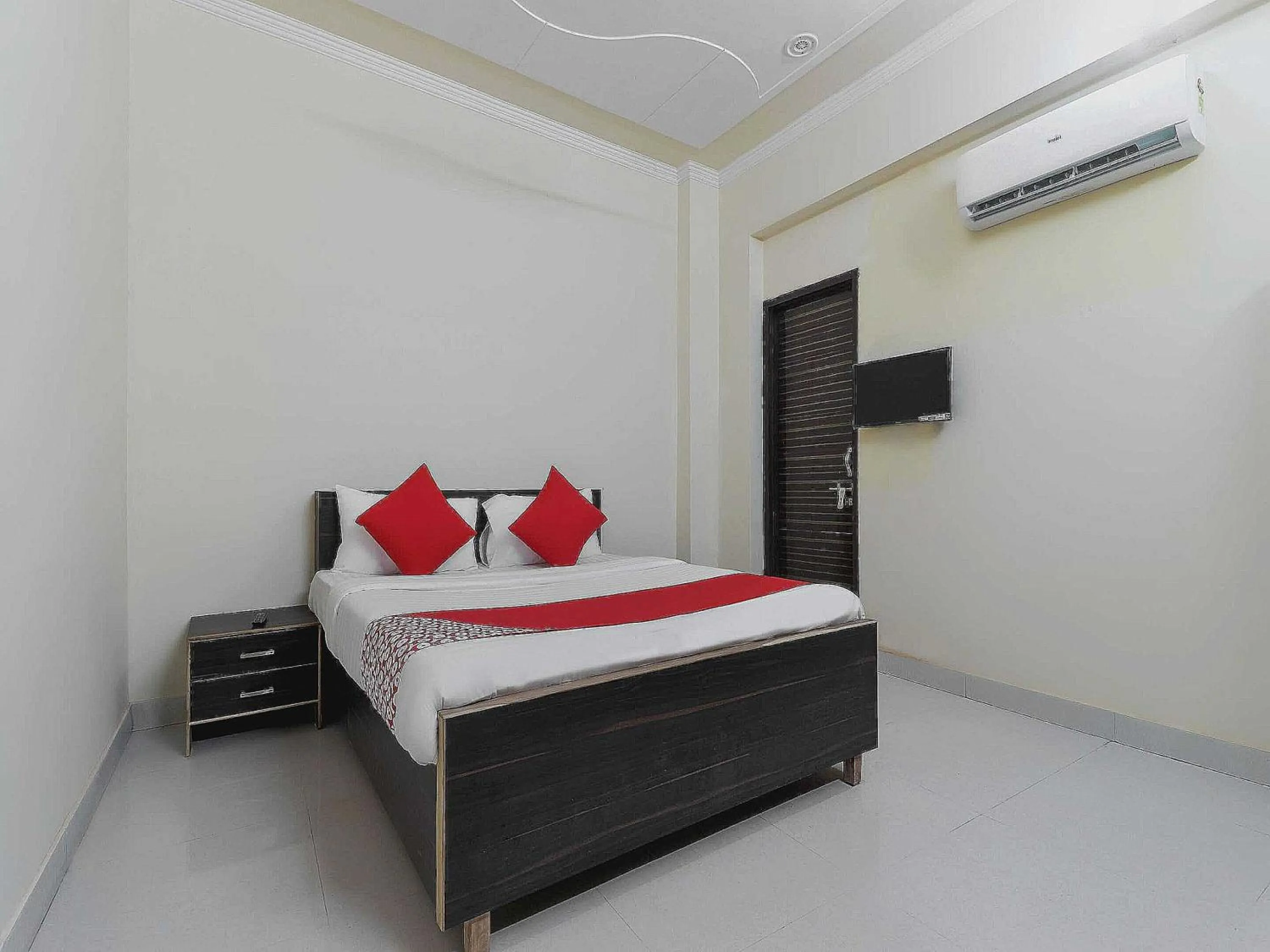 Bedroom in Hotel O The Knights Inn