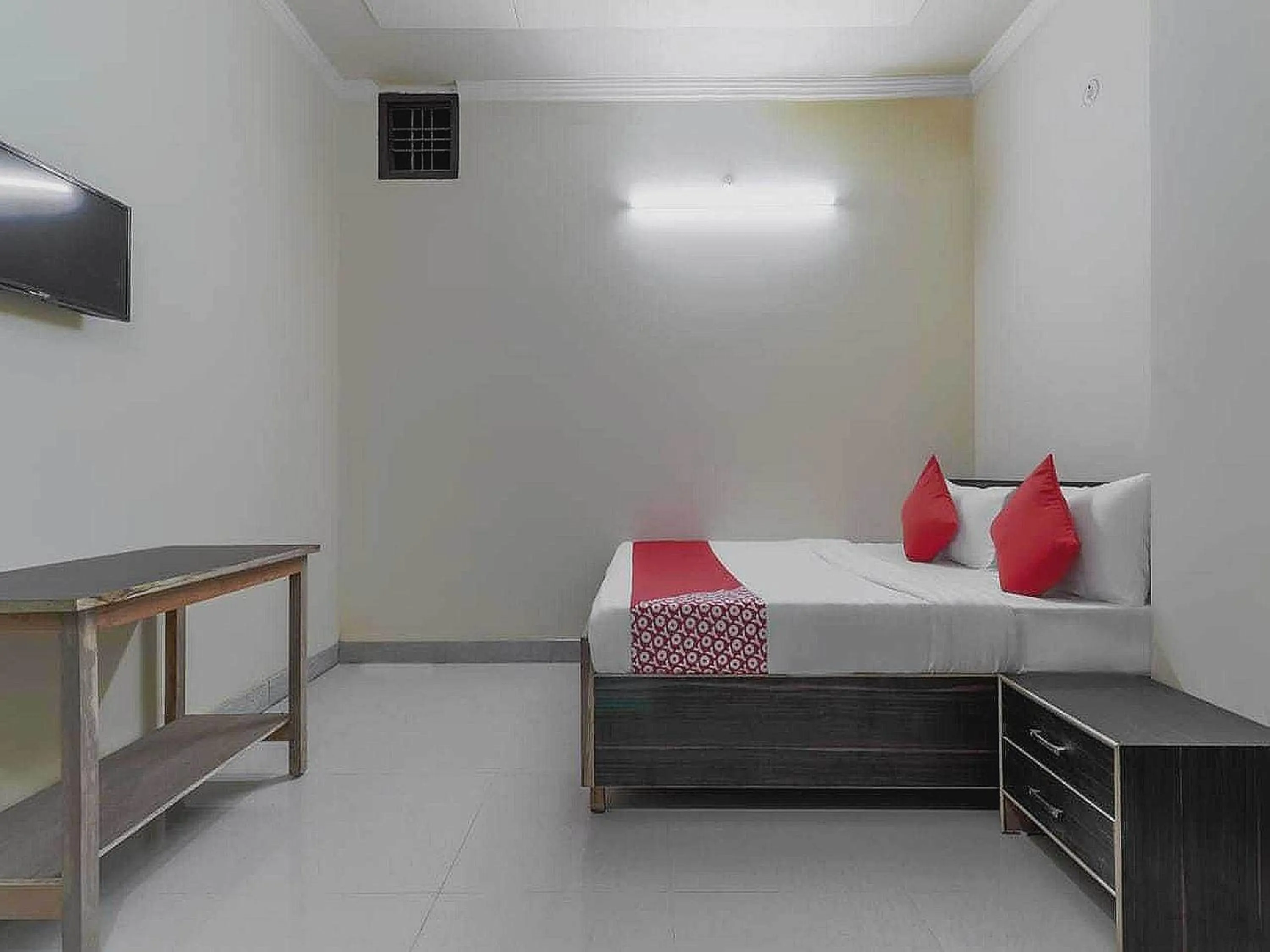 Bedroom in Hotel O The Knights Inn