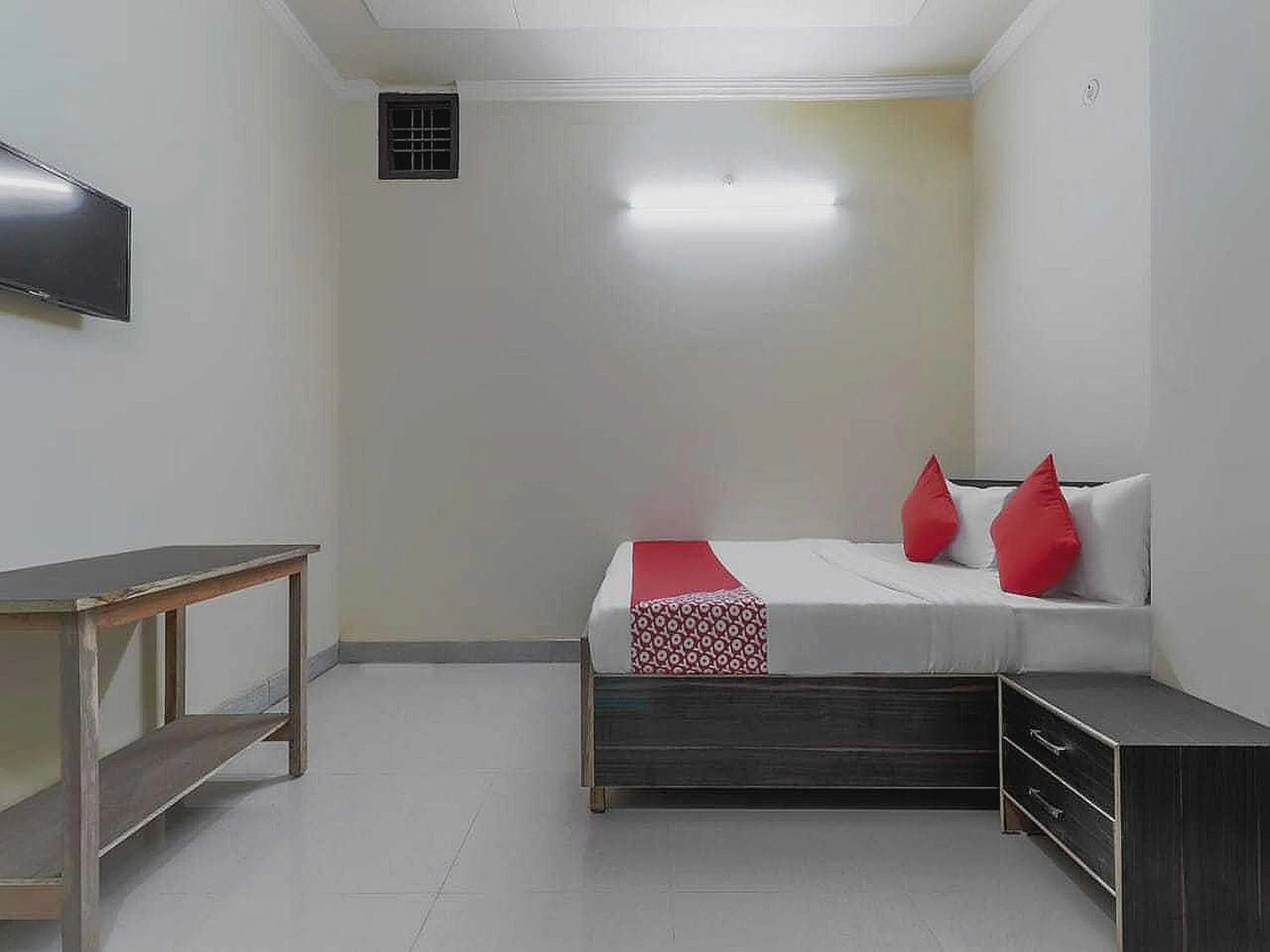 Bedroom in Hotel O The Knights Inn