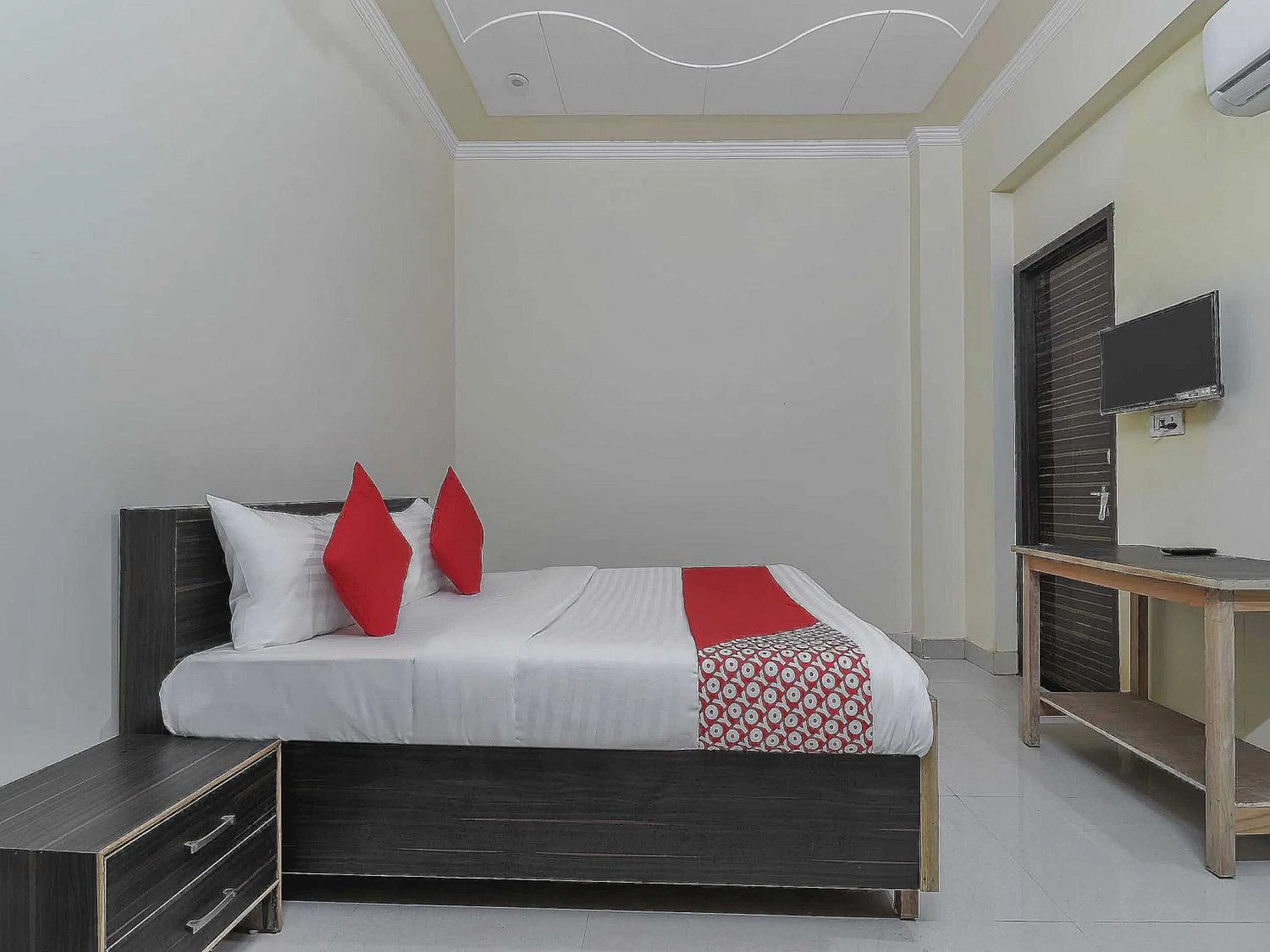 Bedroom in Hotel O The Knights Inn