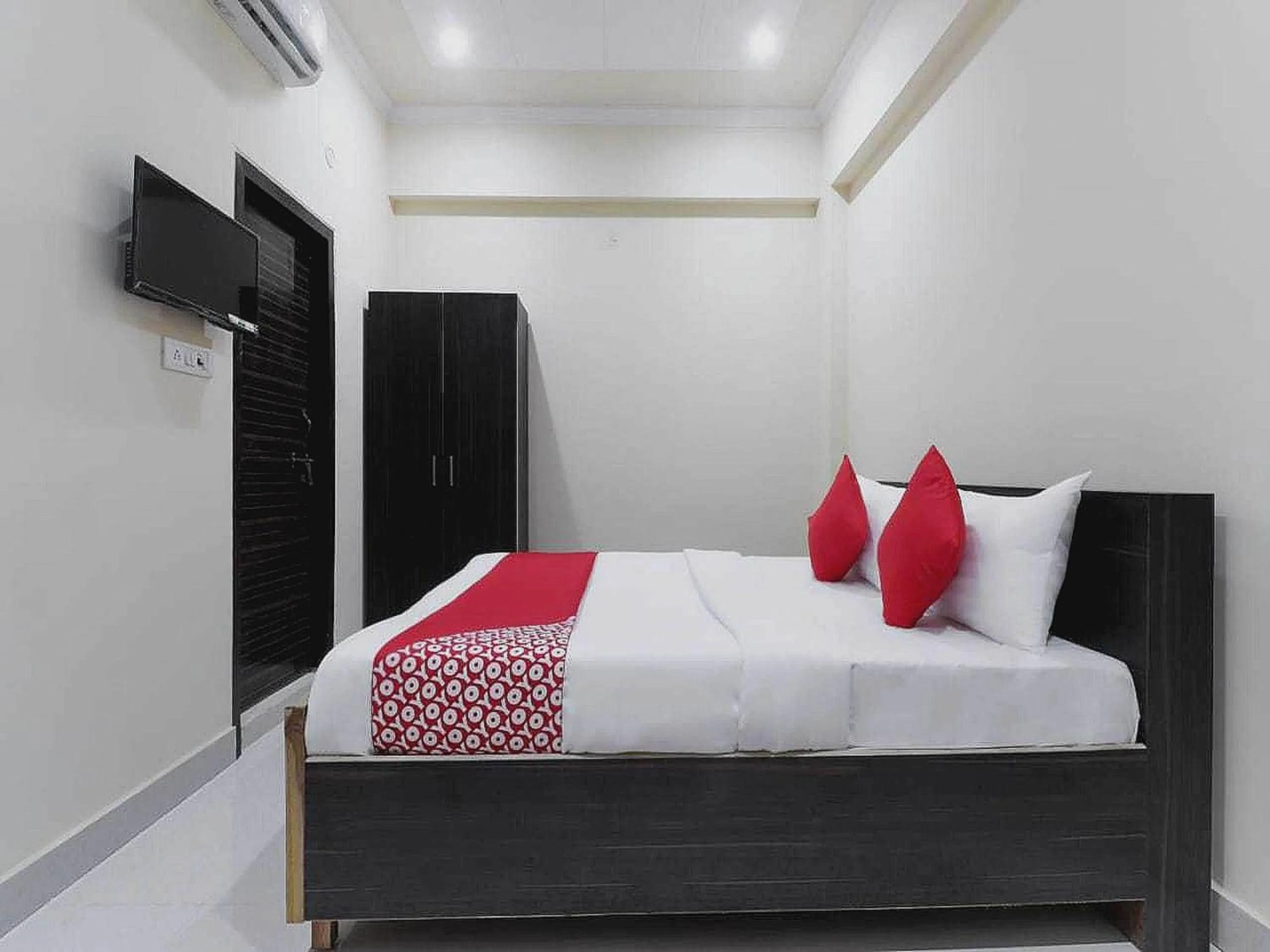 Bedroom in Hotel O The Knights Inn