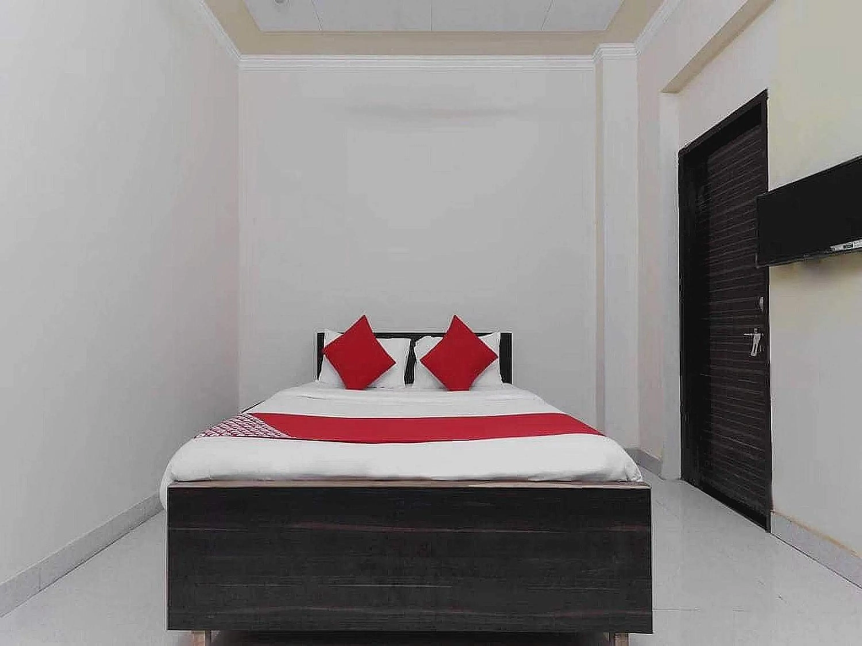 Bedroom in Hotel O The Knights Inn