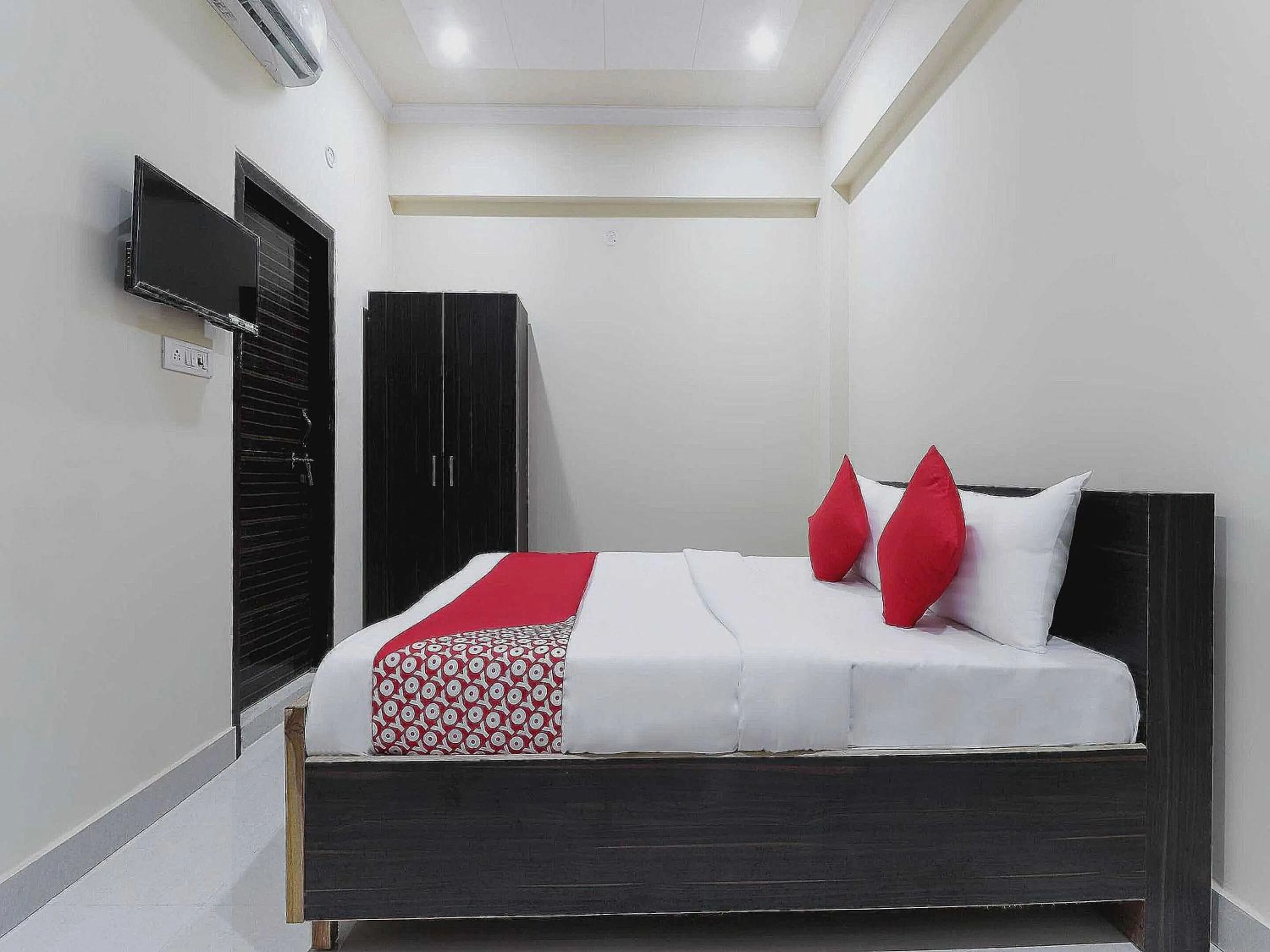 Bedroom in Hotel O The Knights Inn