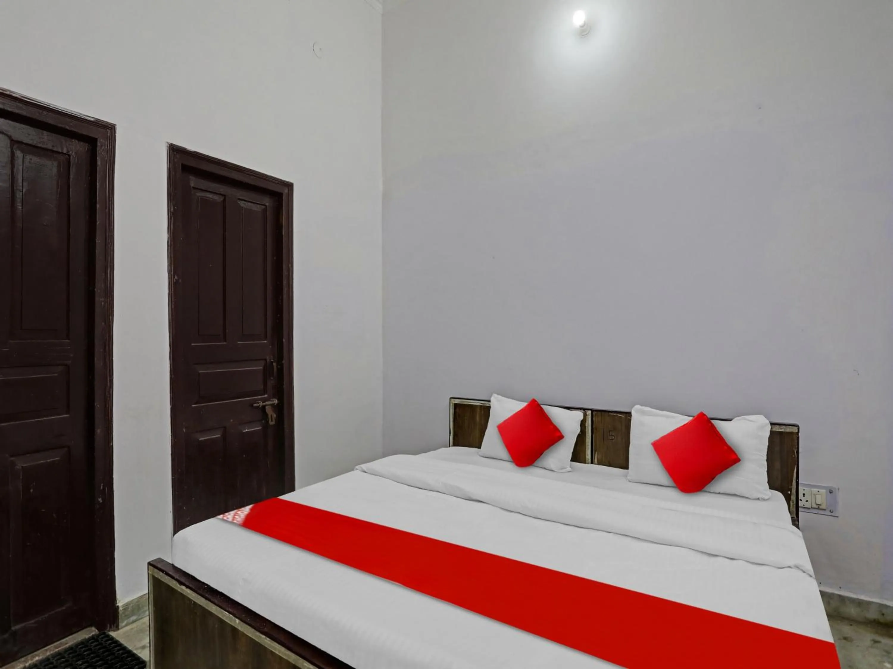 Facade/entrance, Bed in Hotel O by OYO easy stay inn