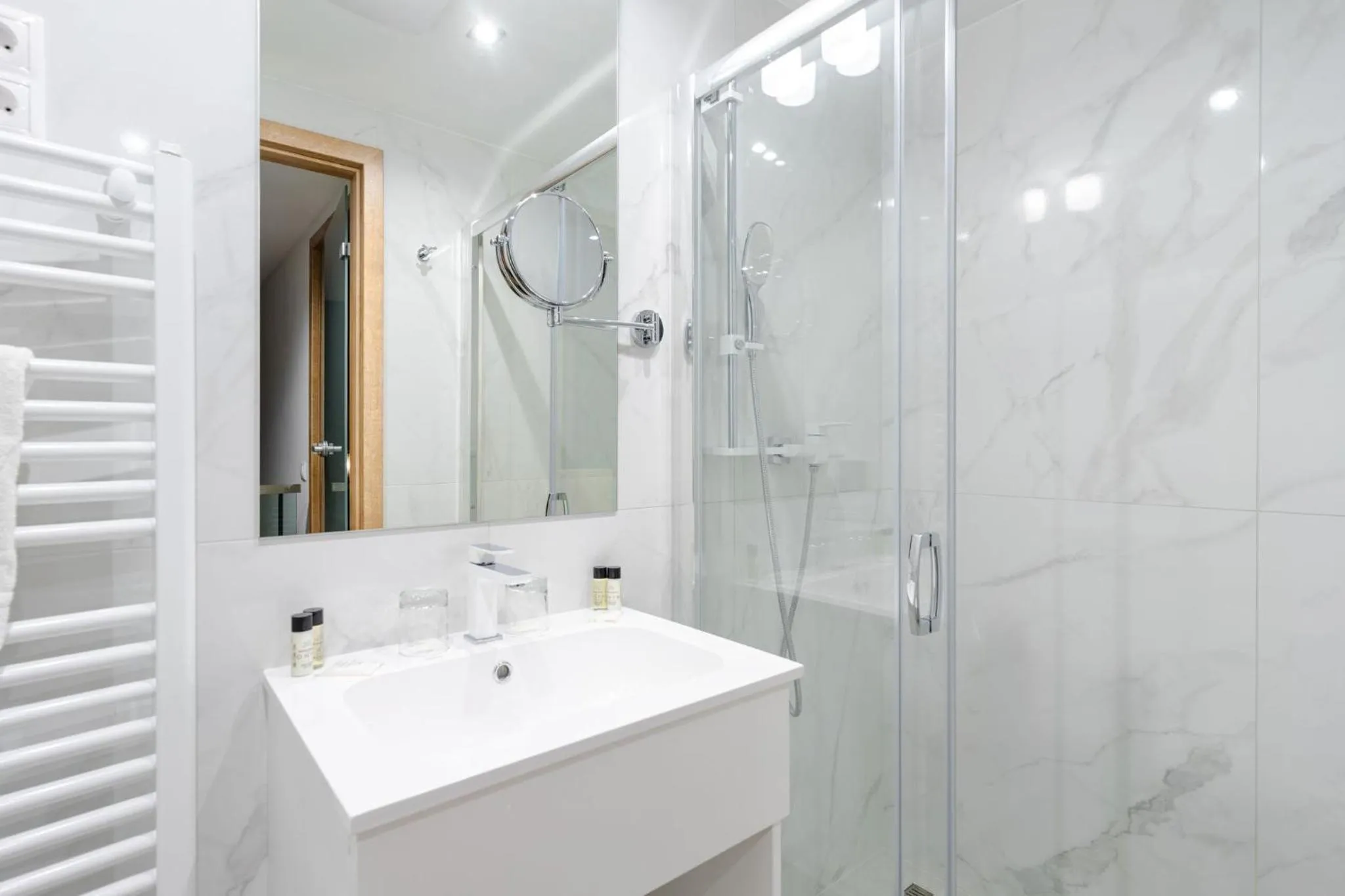 Shower in Onyx Luxury Budapest