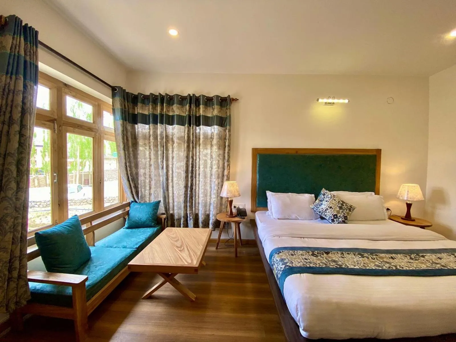 Seating area, Bed in Hotel Palam Hills