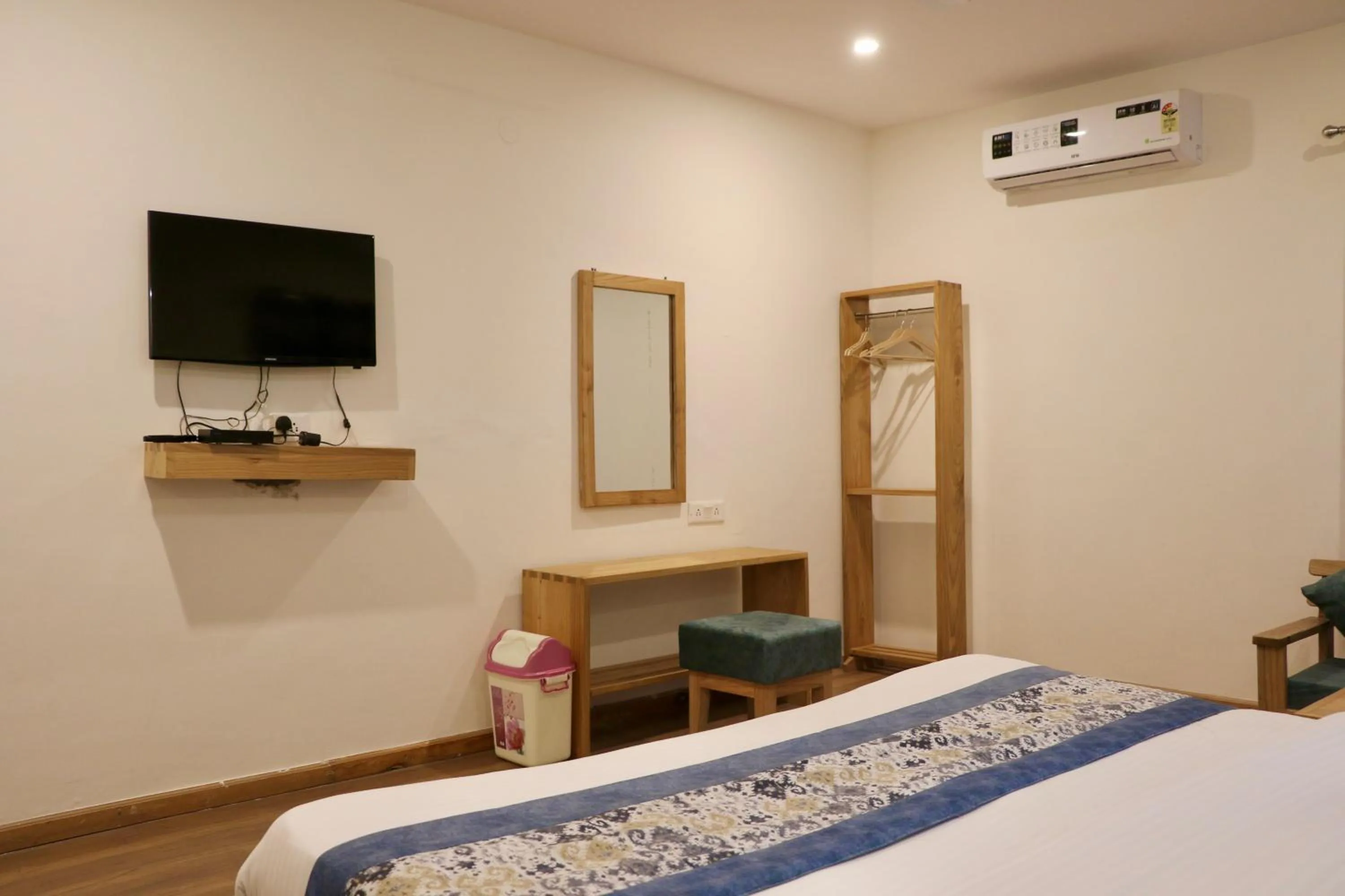 TV and multimedia, Bed in Hotel Palam Hills