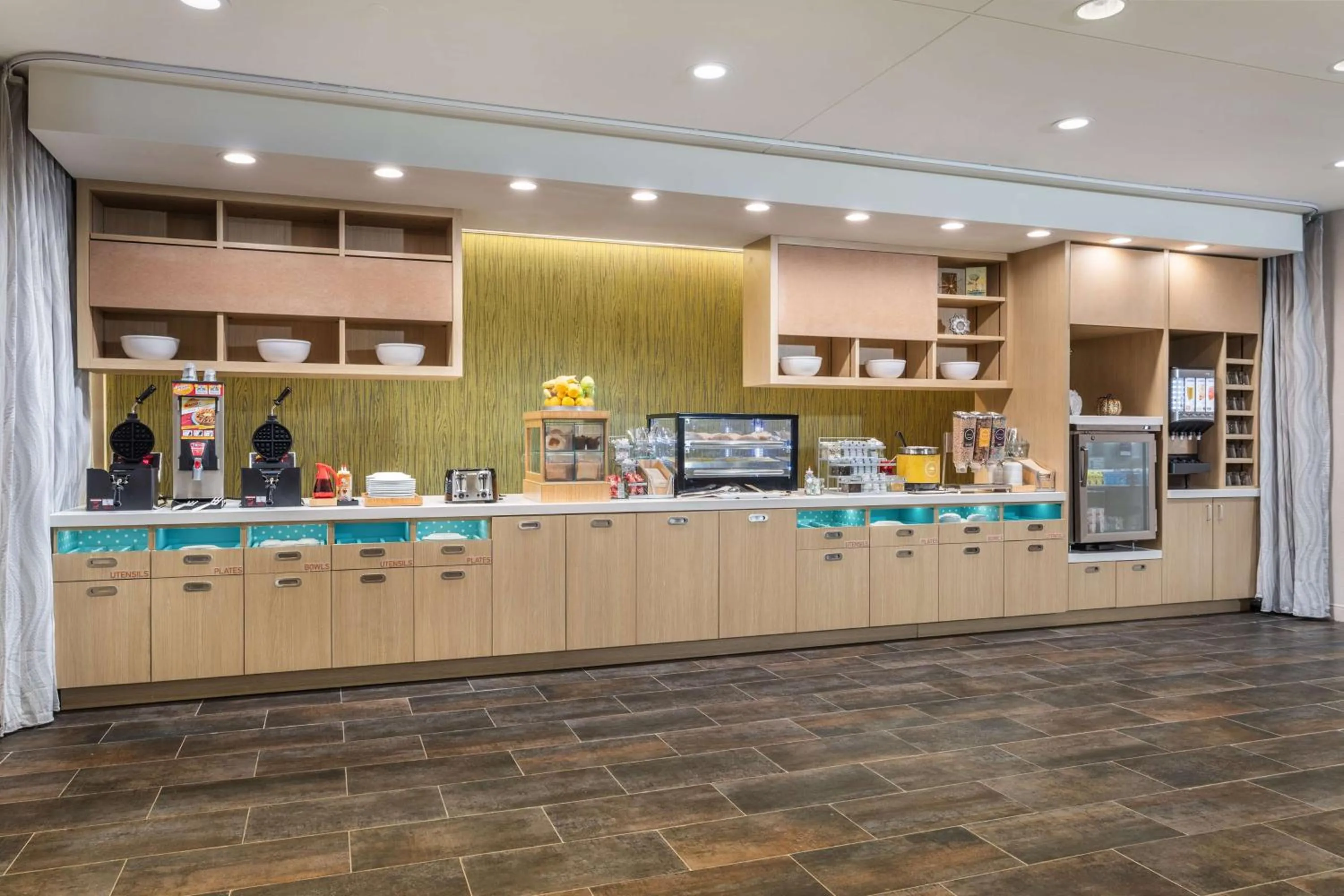 Breakfast in Home2 Suites By Hilton Cedar Rapids Westdale