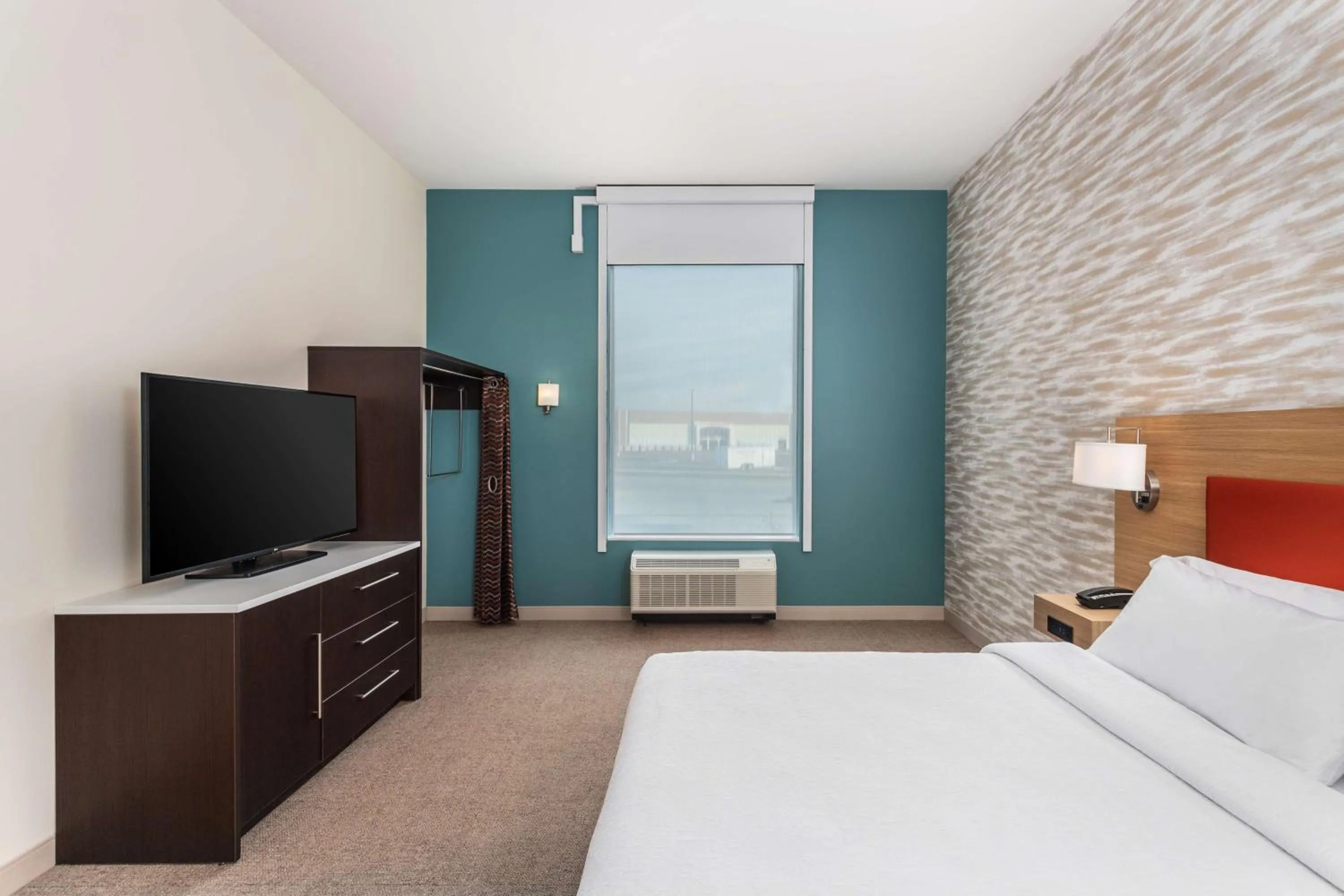 Bed in Home2 Suites By Hilton Cedar Rapids Westdale