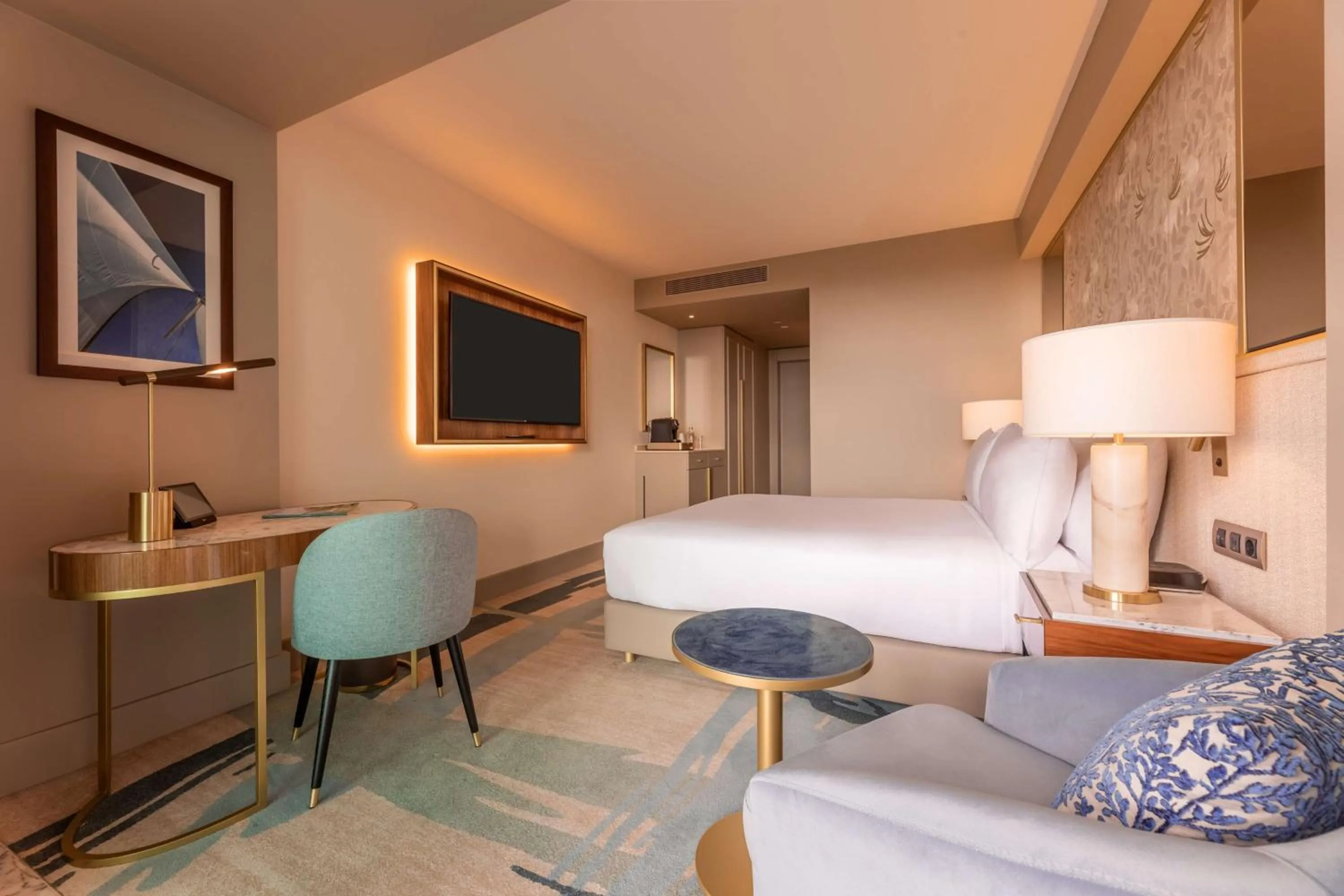 Bed in Legacy Hotel Cascais, Curio Collection By Hilton