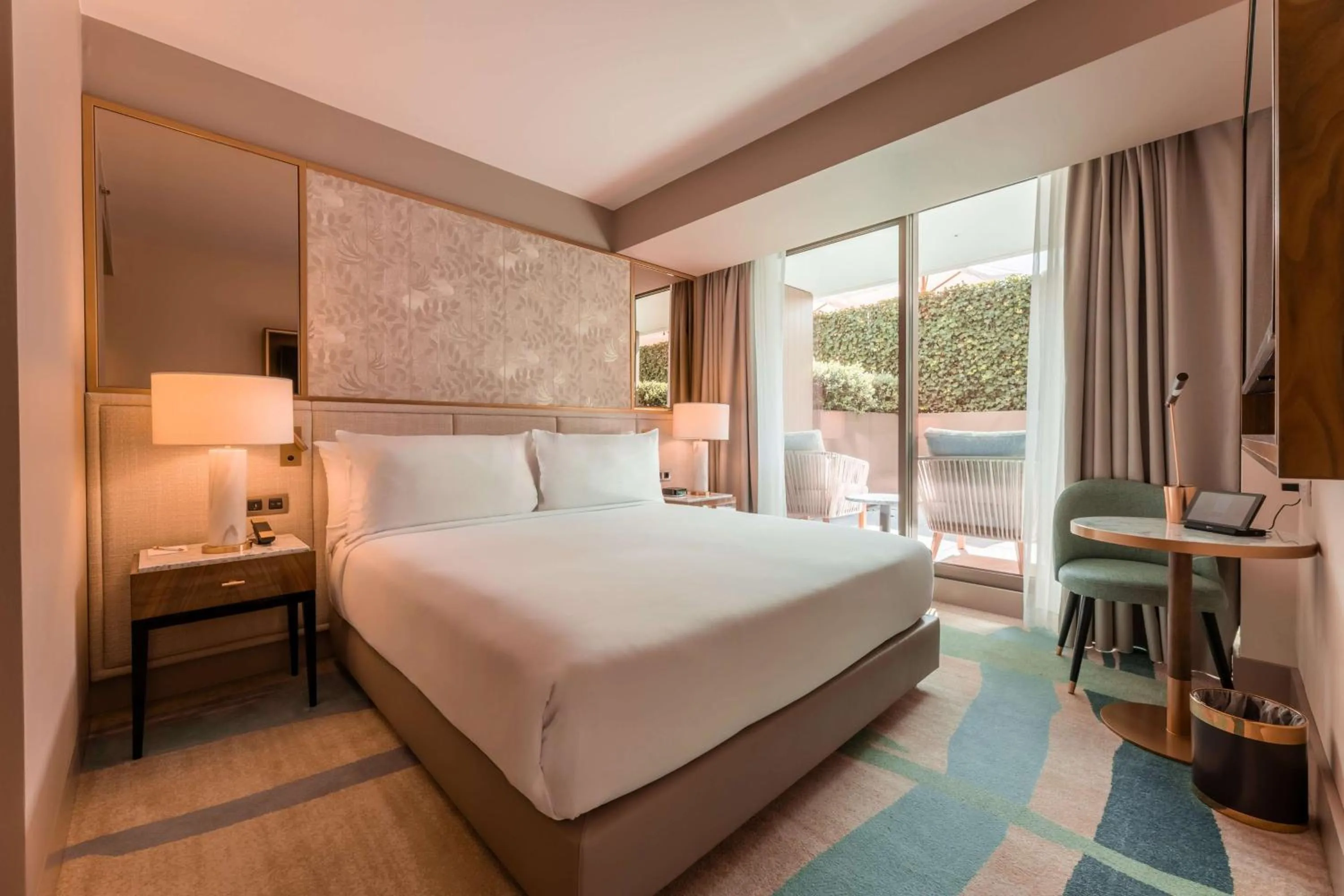 Bed in Legacy Hotel Cascais, Curio Collection By Hilton