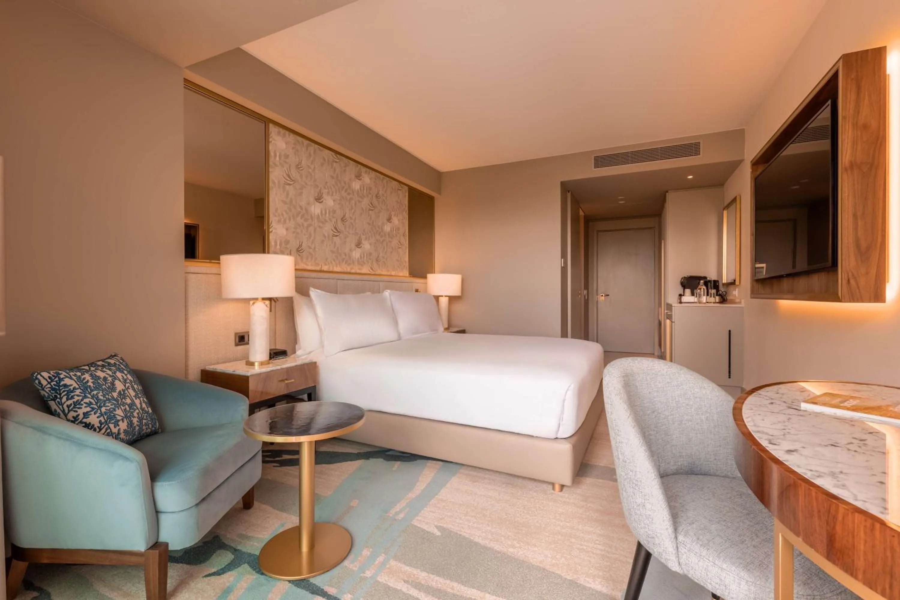 Bed in Legacy Hotel Cascais, Curio Collection By Hilton