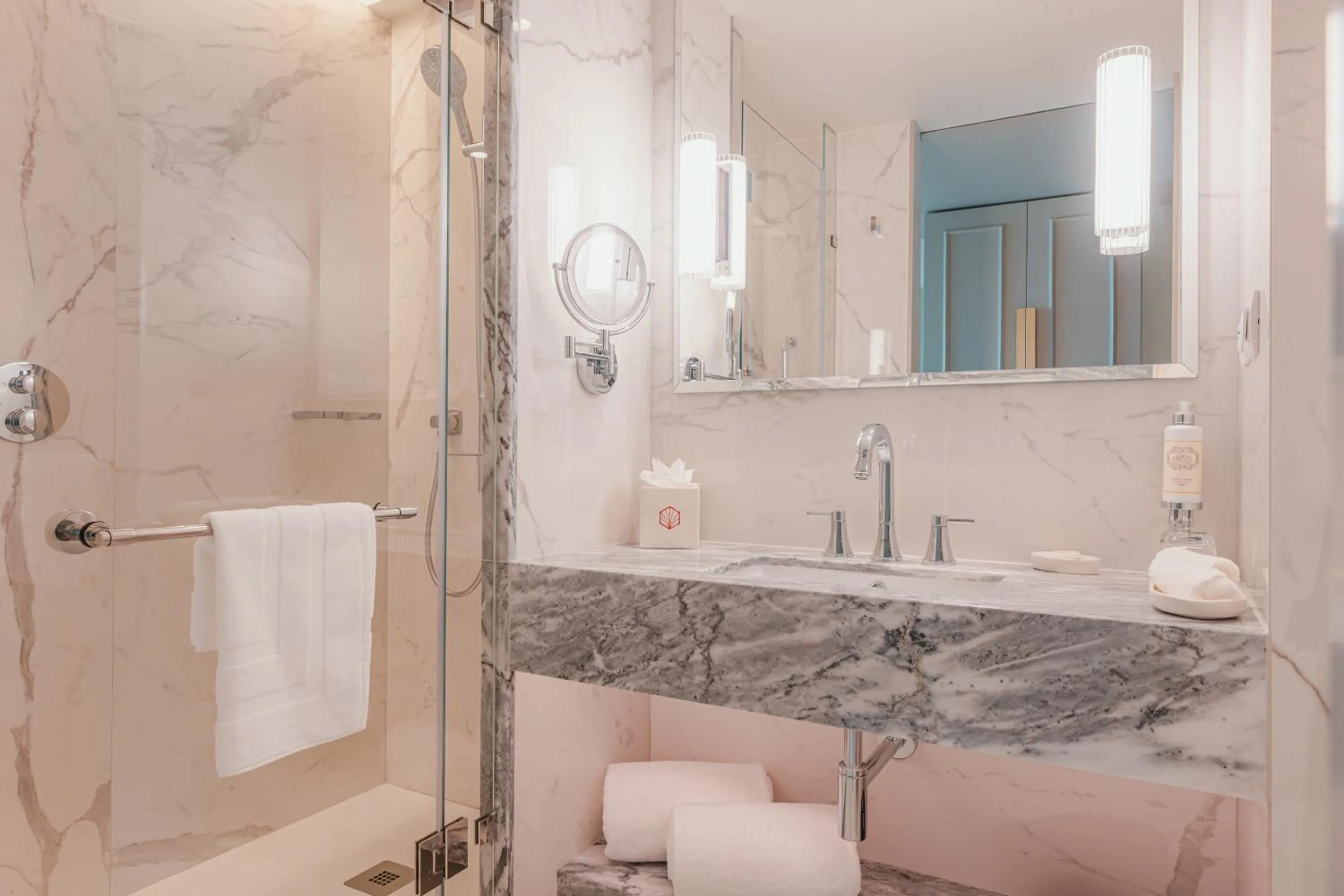 Toilet in Legacy Hotel Cascais, Curio Collection By Hilton