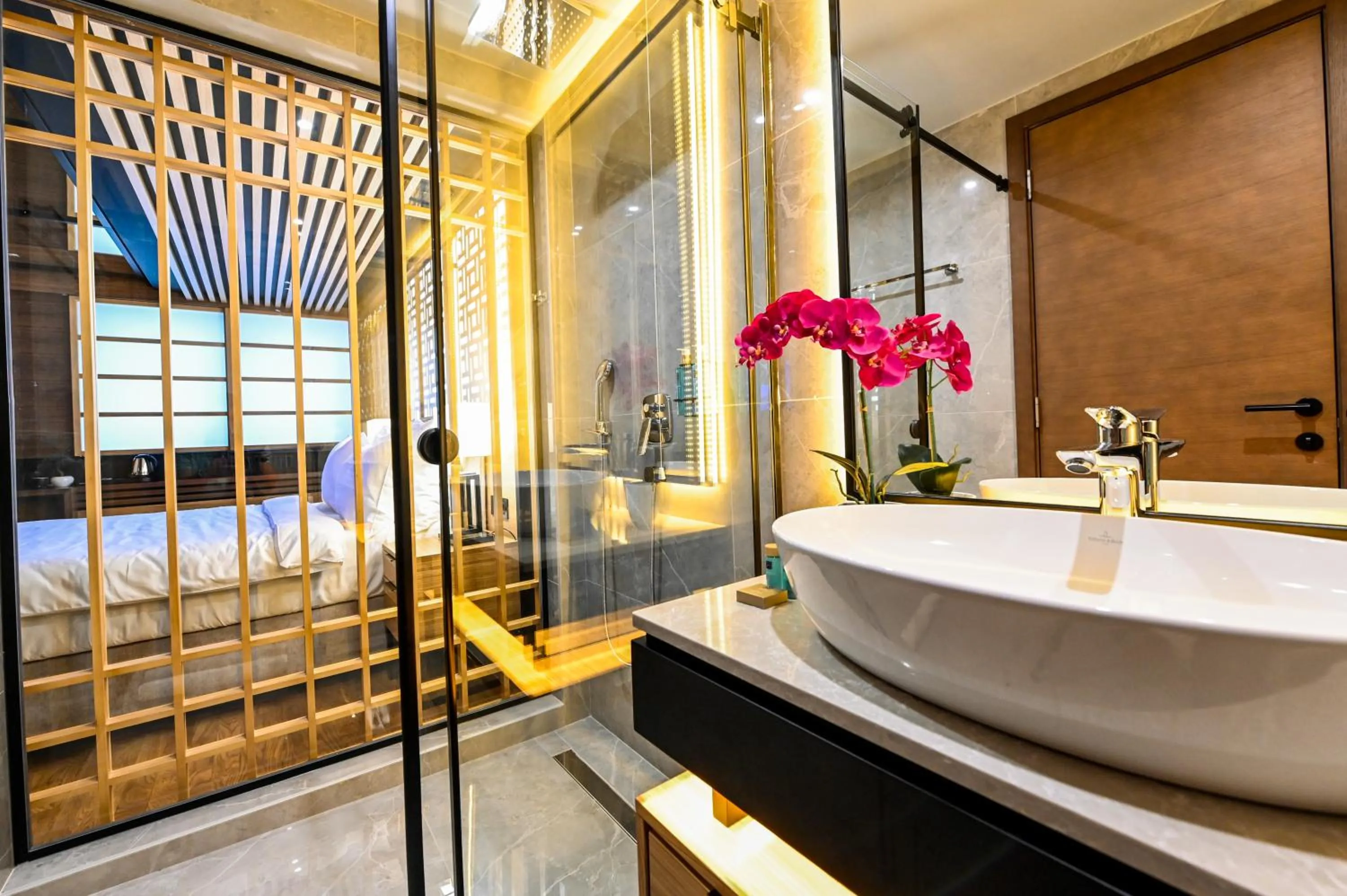 Shower, Bed in Hanami Design Hotel