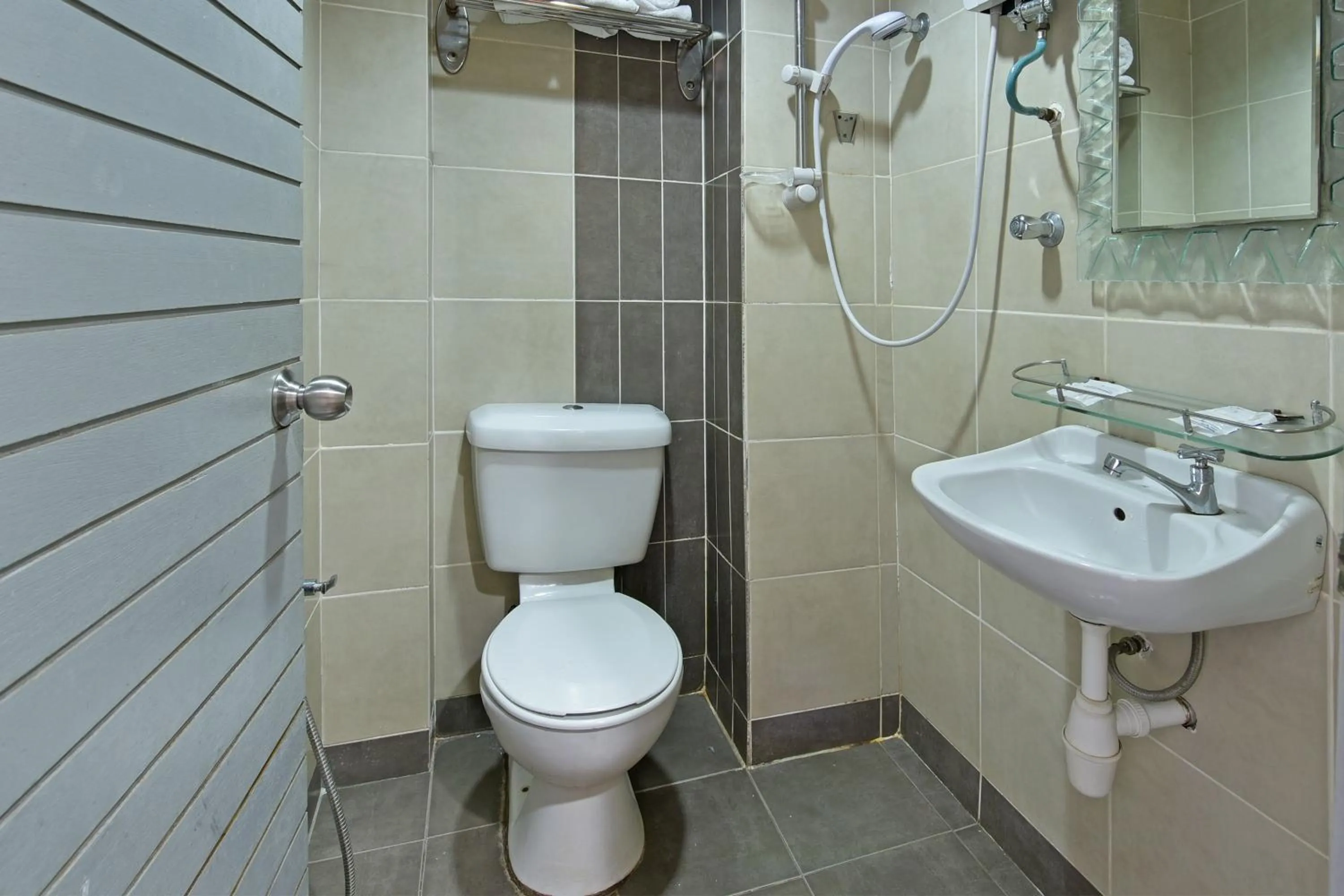 Bathroom in Super OYO 90780 J Hotel Bukit Bintang