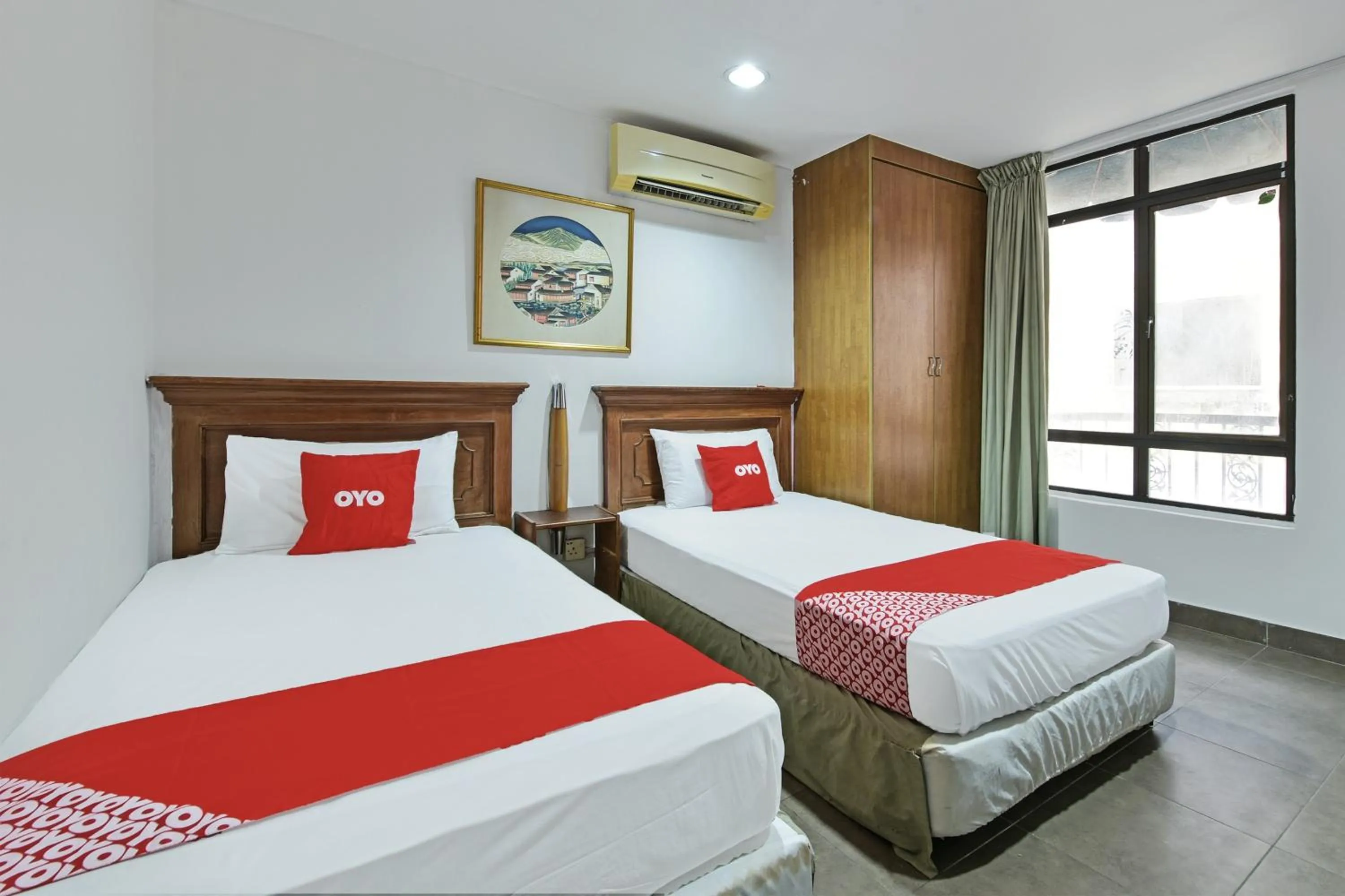 Photo of the whole room, Bed in Super OYO 90780 J Hotel Bukit Bintang