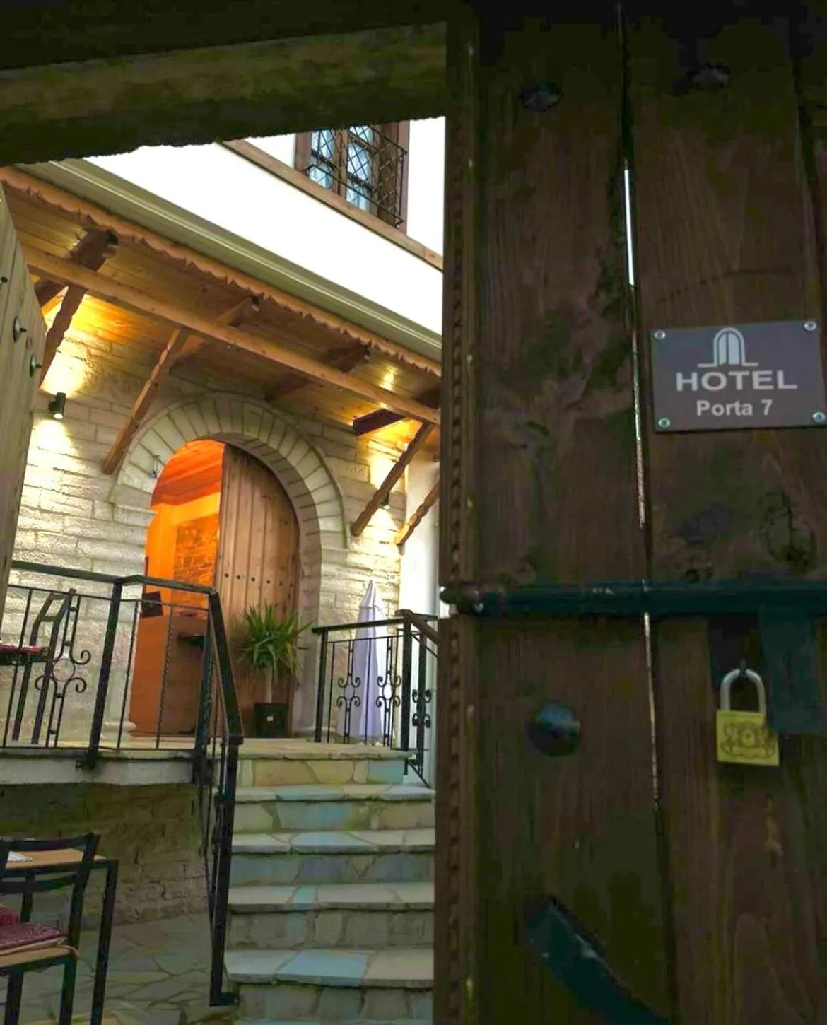 Facade/entrance in Porta7 Hotel