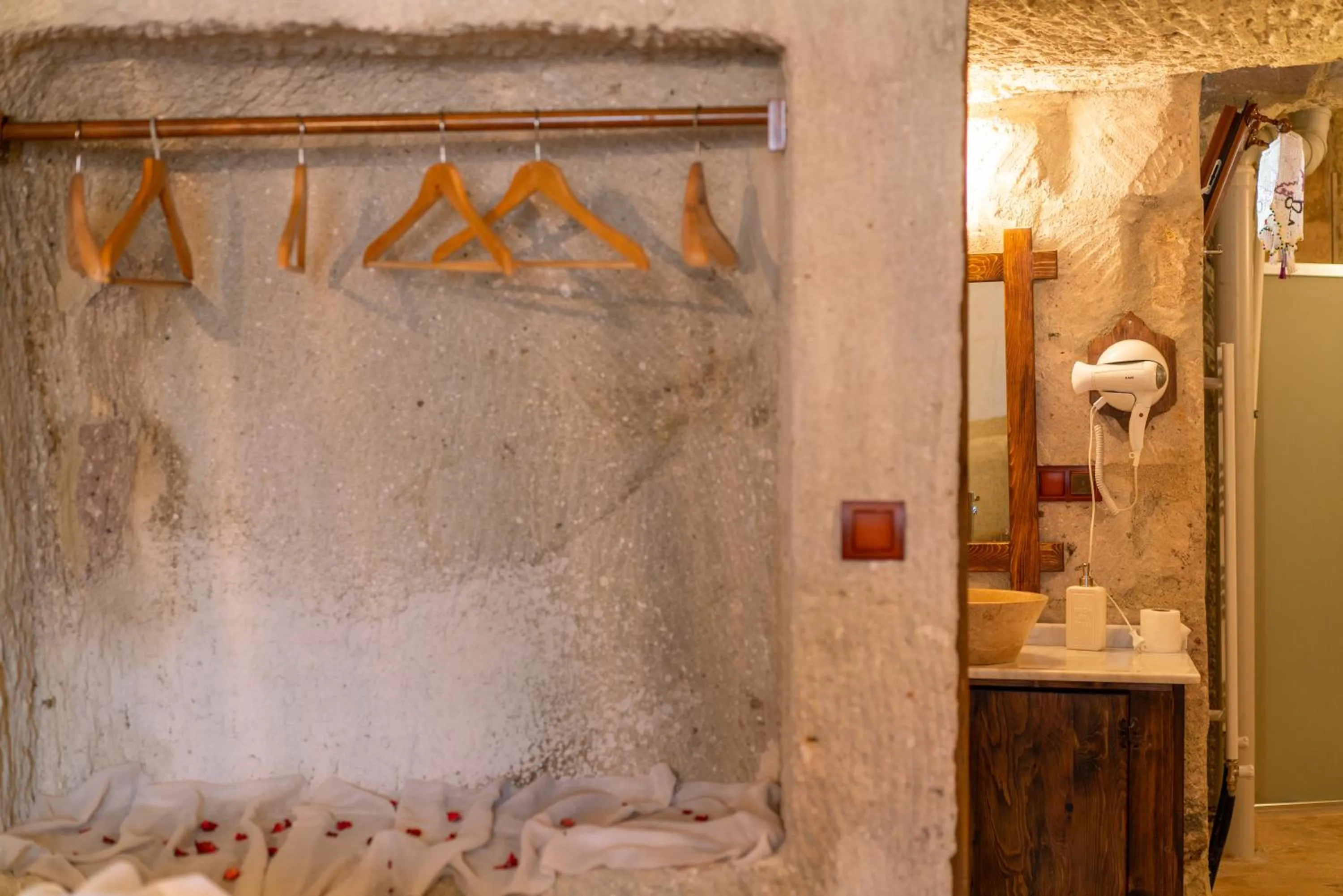 wardrobe in Cappadocia inans Cave & Swimming Pool Hot