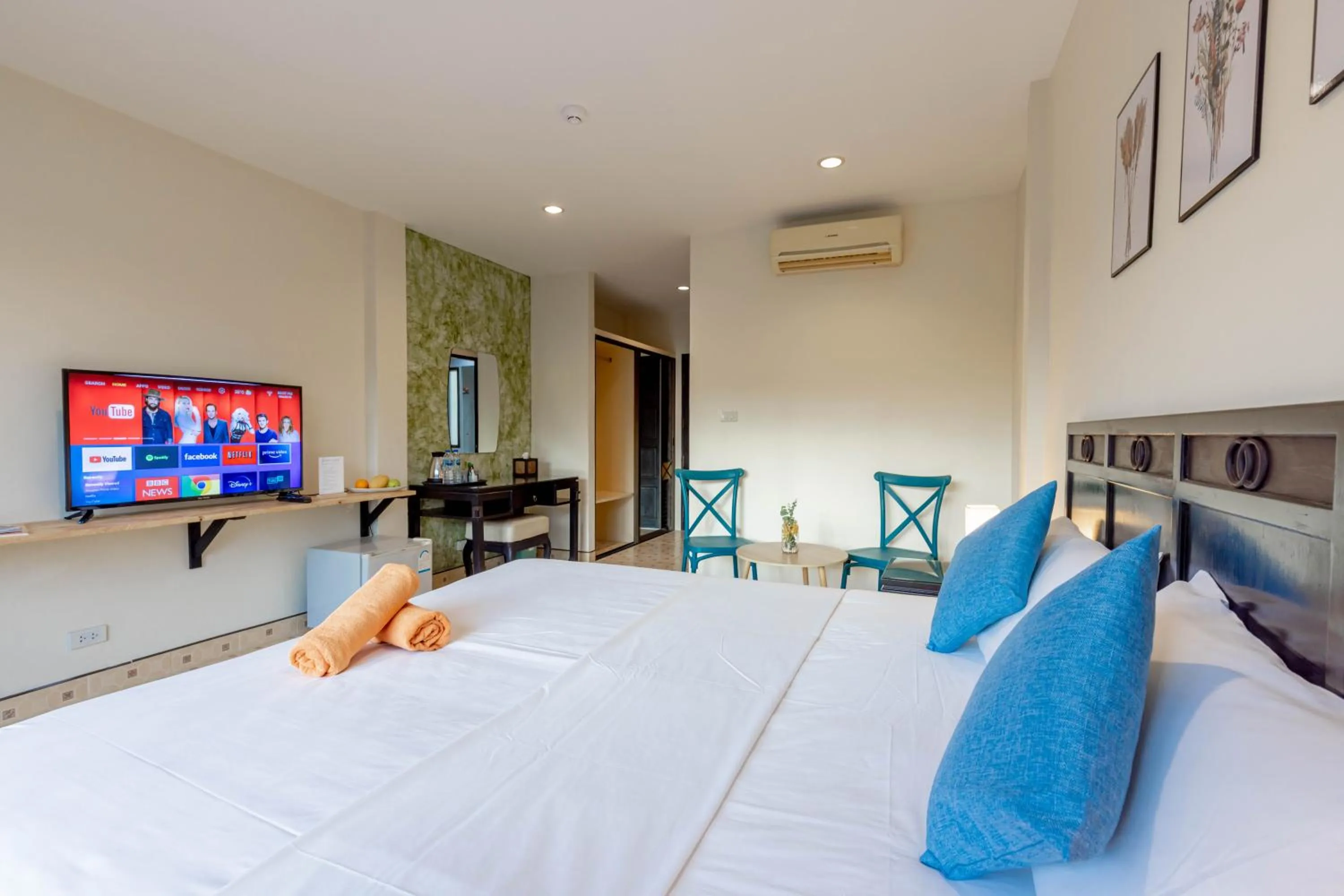 Communal lounge/ TV room, Bed in Club22 Kamala Suites, Kamala Beach