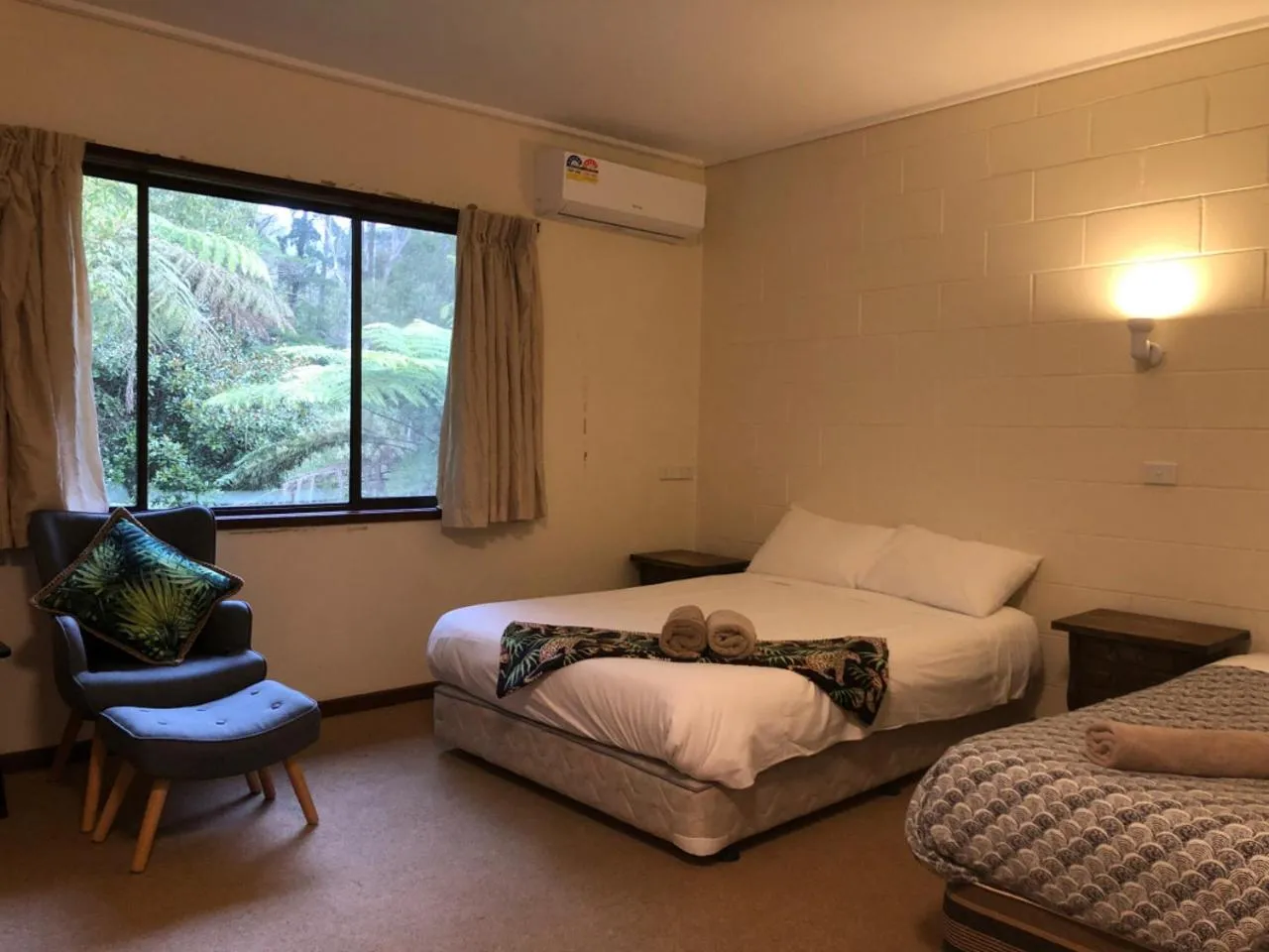 Bed in Green Gables Motel in Warburton