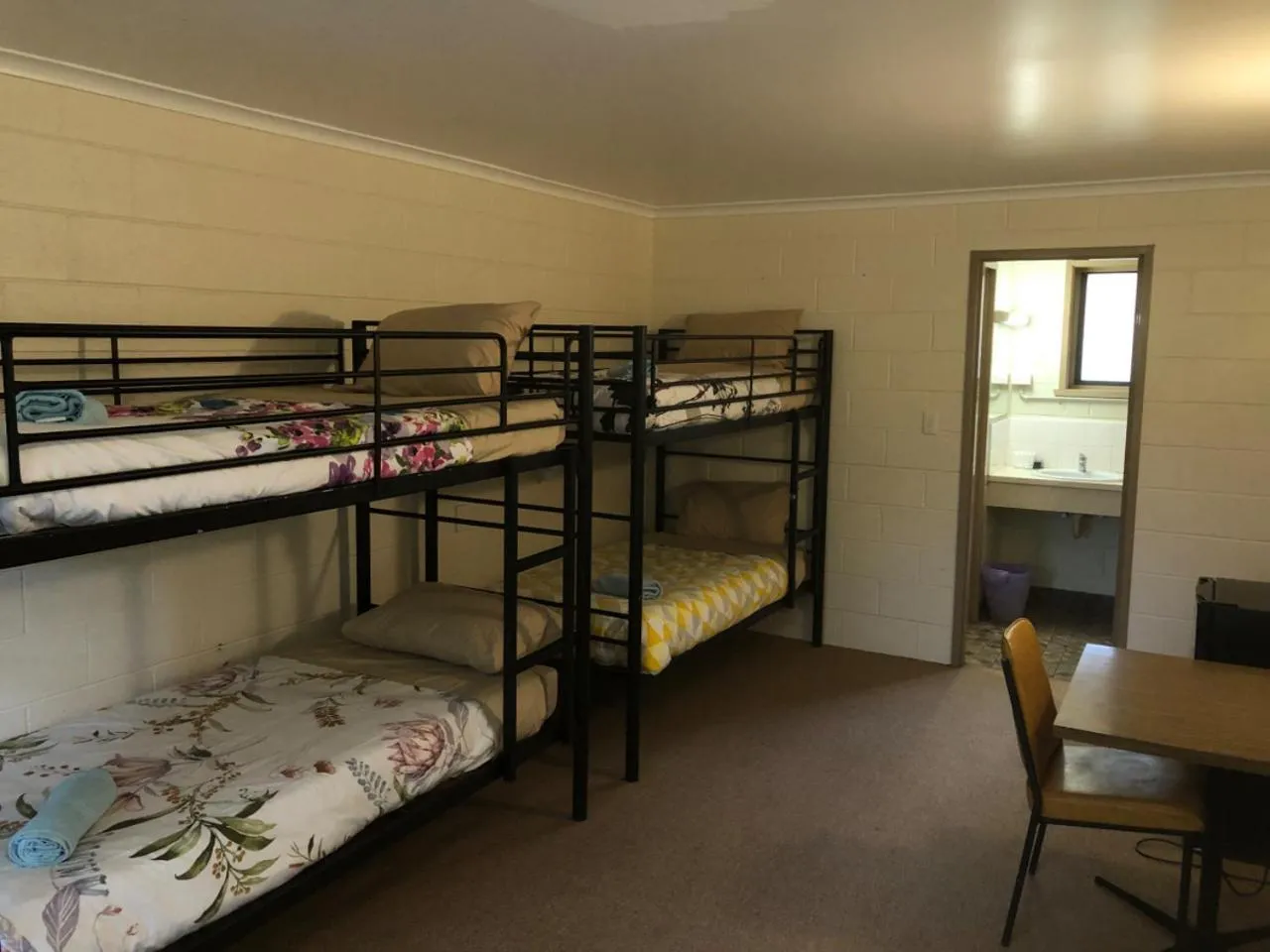 Bed in Green Gables Motel in Warburton