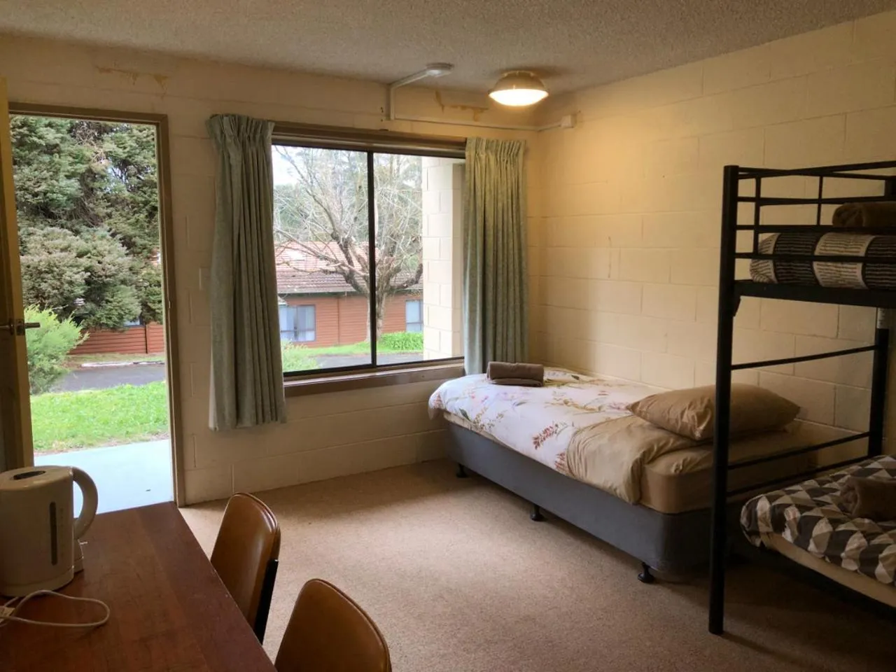 Bed in Green Gables Motel in Warburton