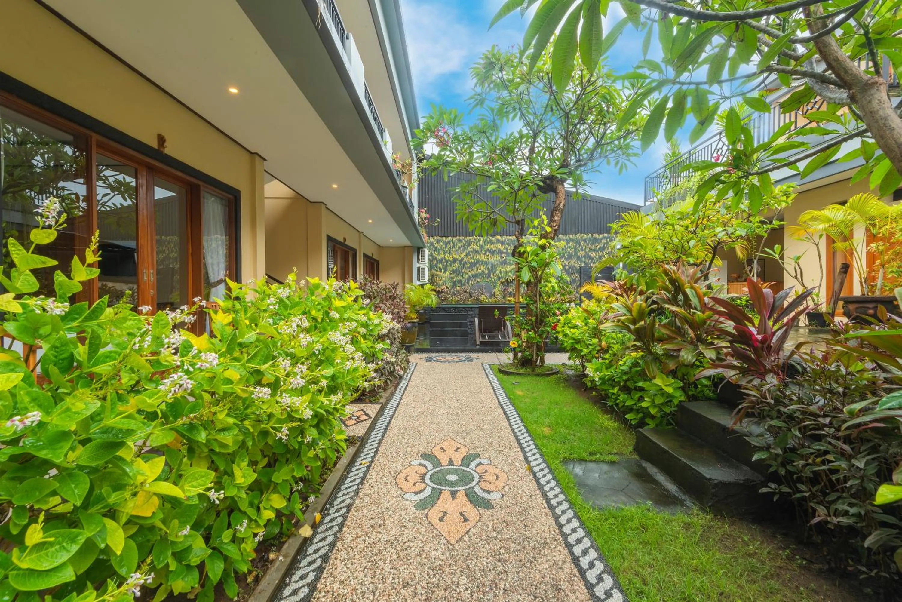 Garden view in Liliy Guest House Legian