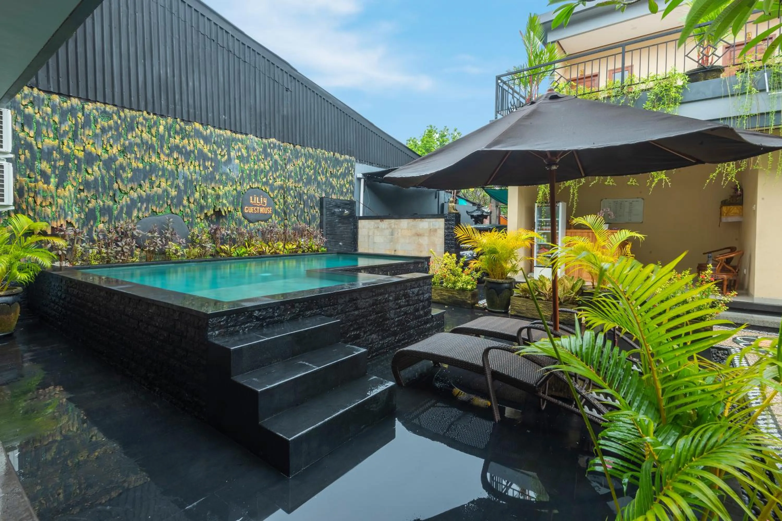 Pool view in Liliy Guest House Legian