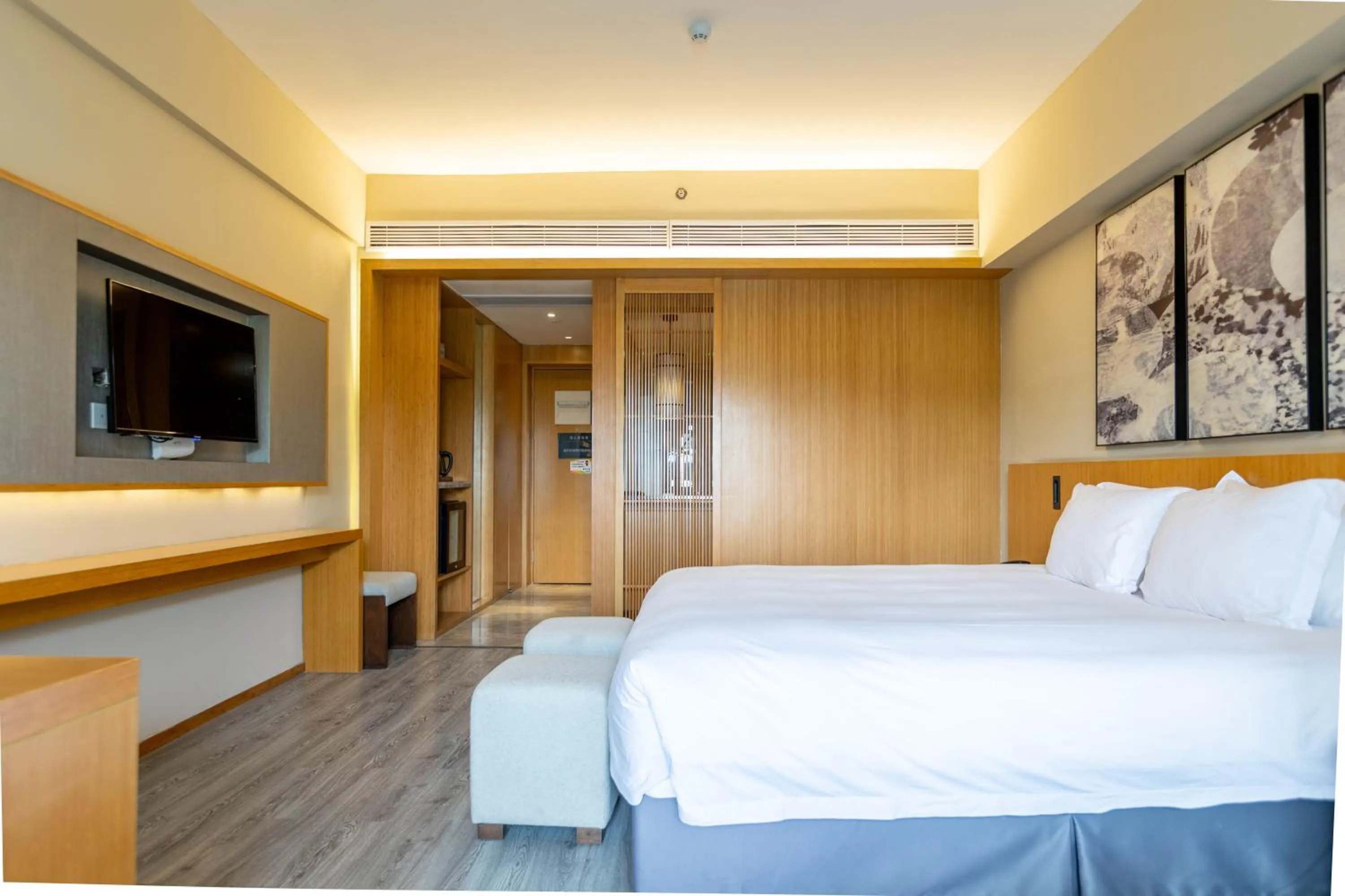 Photo of the whole room, Bed in SSAW Boutique Hotel Hangzhou Xixi Nanlu