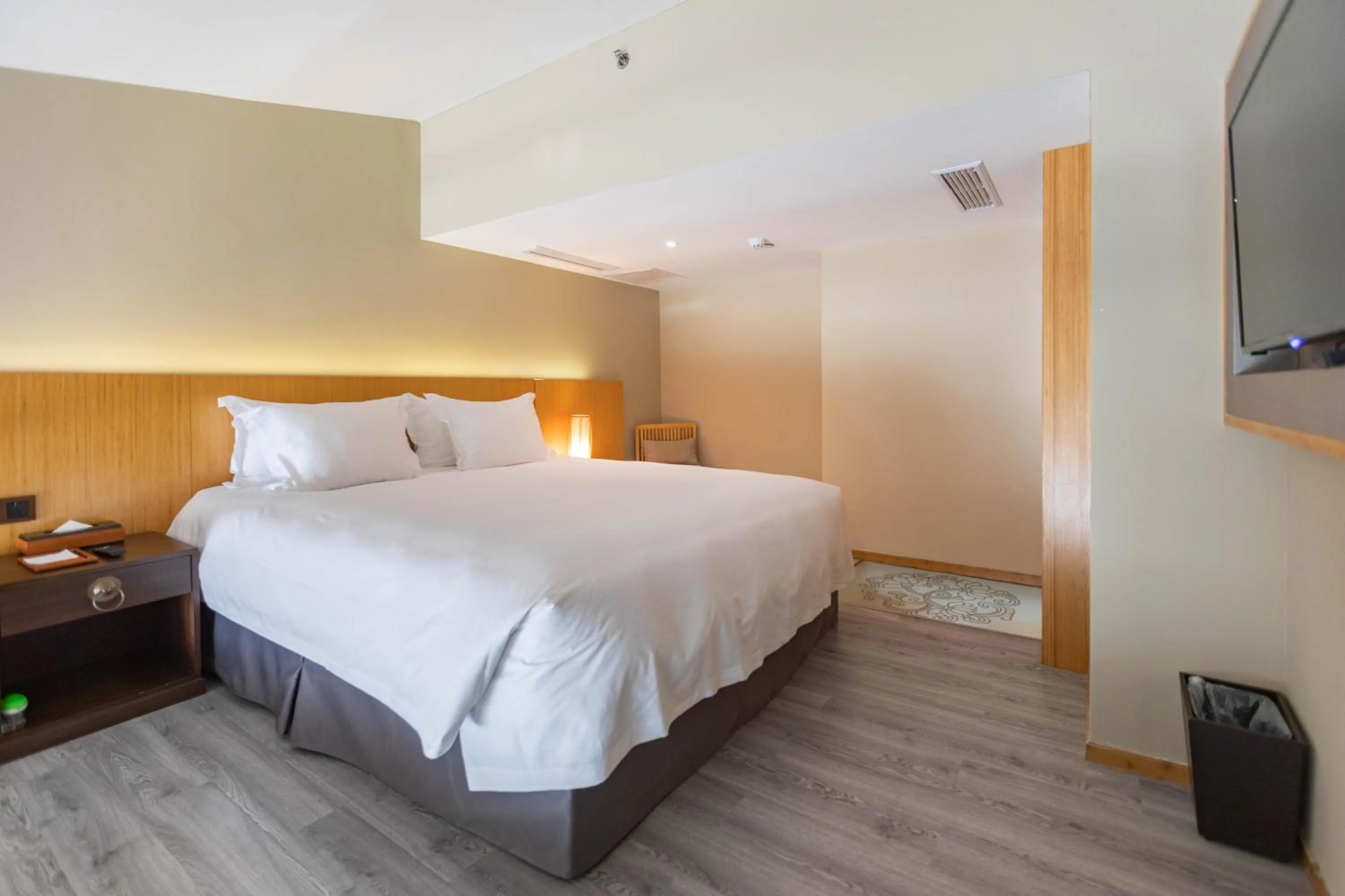Photo of the whole room, Bed in SSAW Boutique Hotel Hangzhou Xixi Nanlu