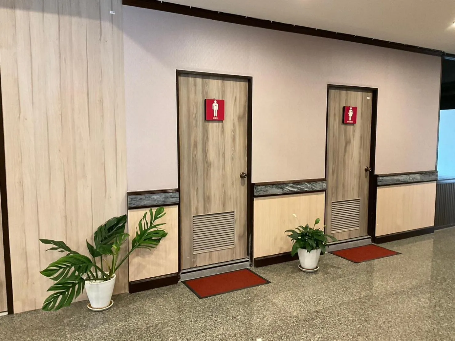 Klaang Muang Hotel (โรงแรมกลางเมือง)