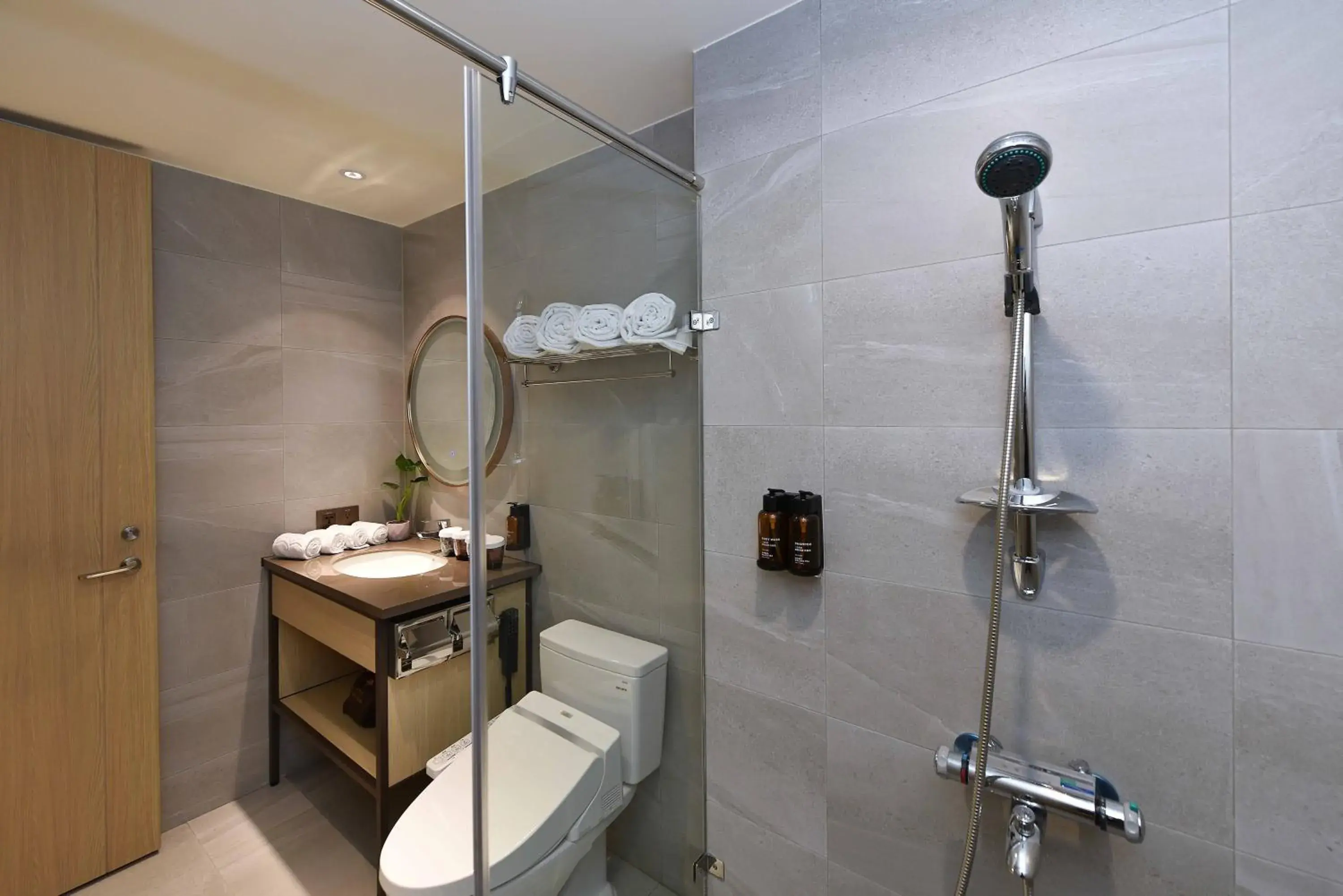 Deluxe Quadruple Room in Fullon Poshtel - Kaohsiung Deluxe Quadruple Room in Fullon Poshtel - Kaohsiung