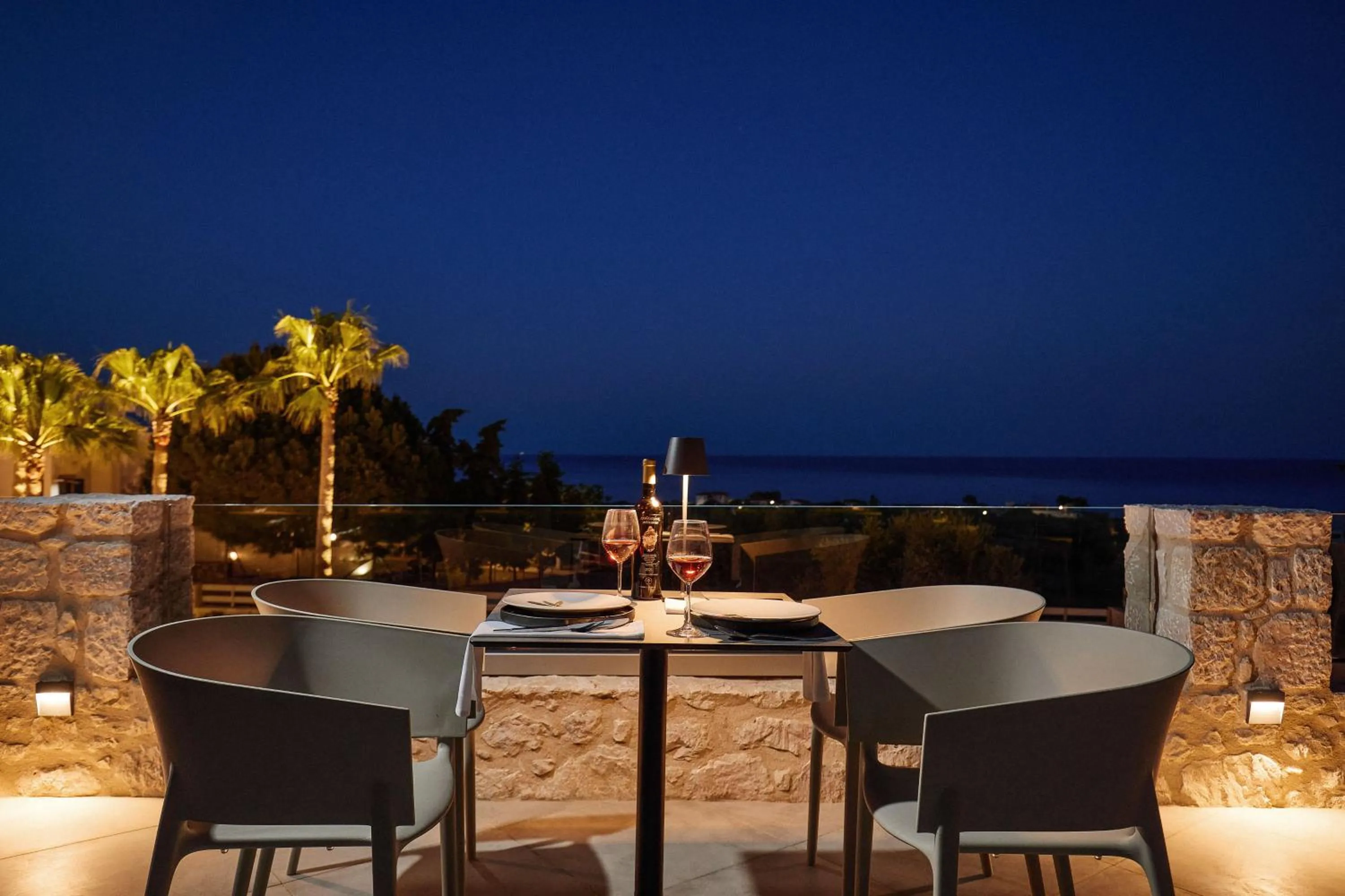 Restaurant/places to eat in Quattro Suites