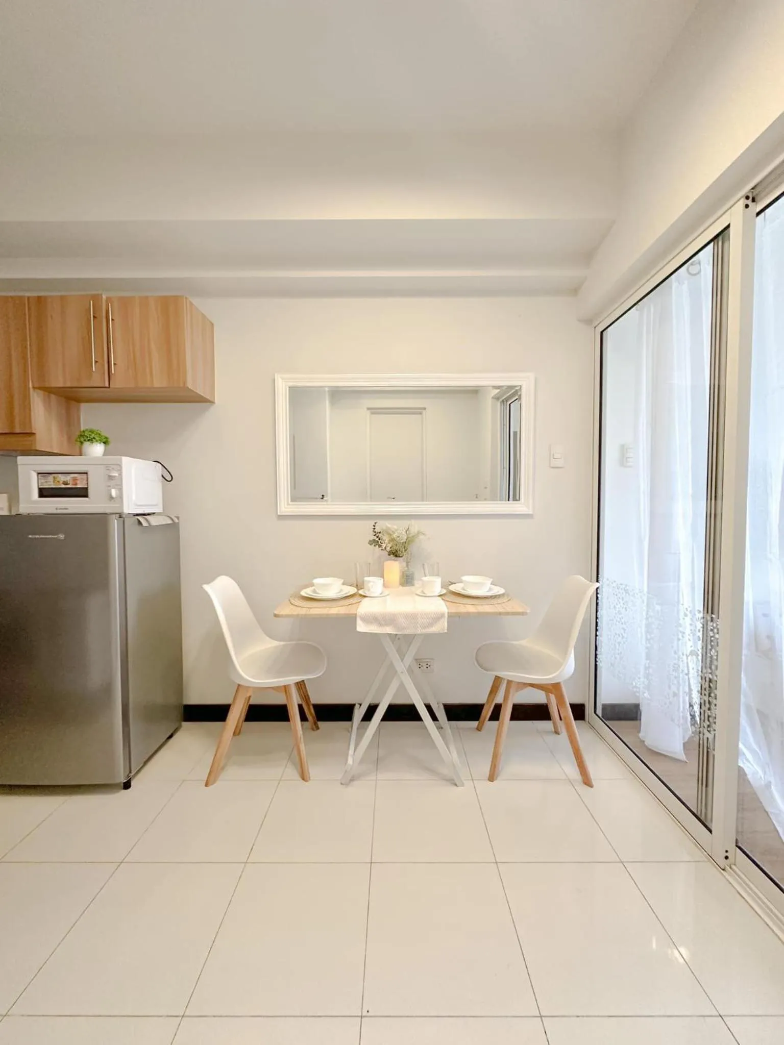 Dining area in Zinnia Towers 1BR Condo with PS4 Karaoke Netflix & Swimming Pool