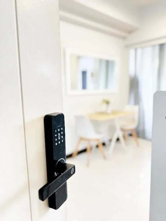 Zinnia Towers 1BR Condo with PS4 Karaoke Netflix & Swimming Pool