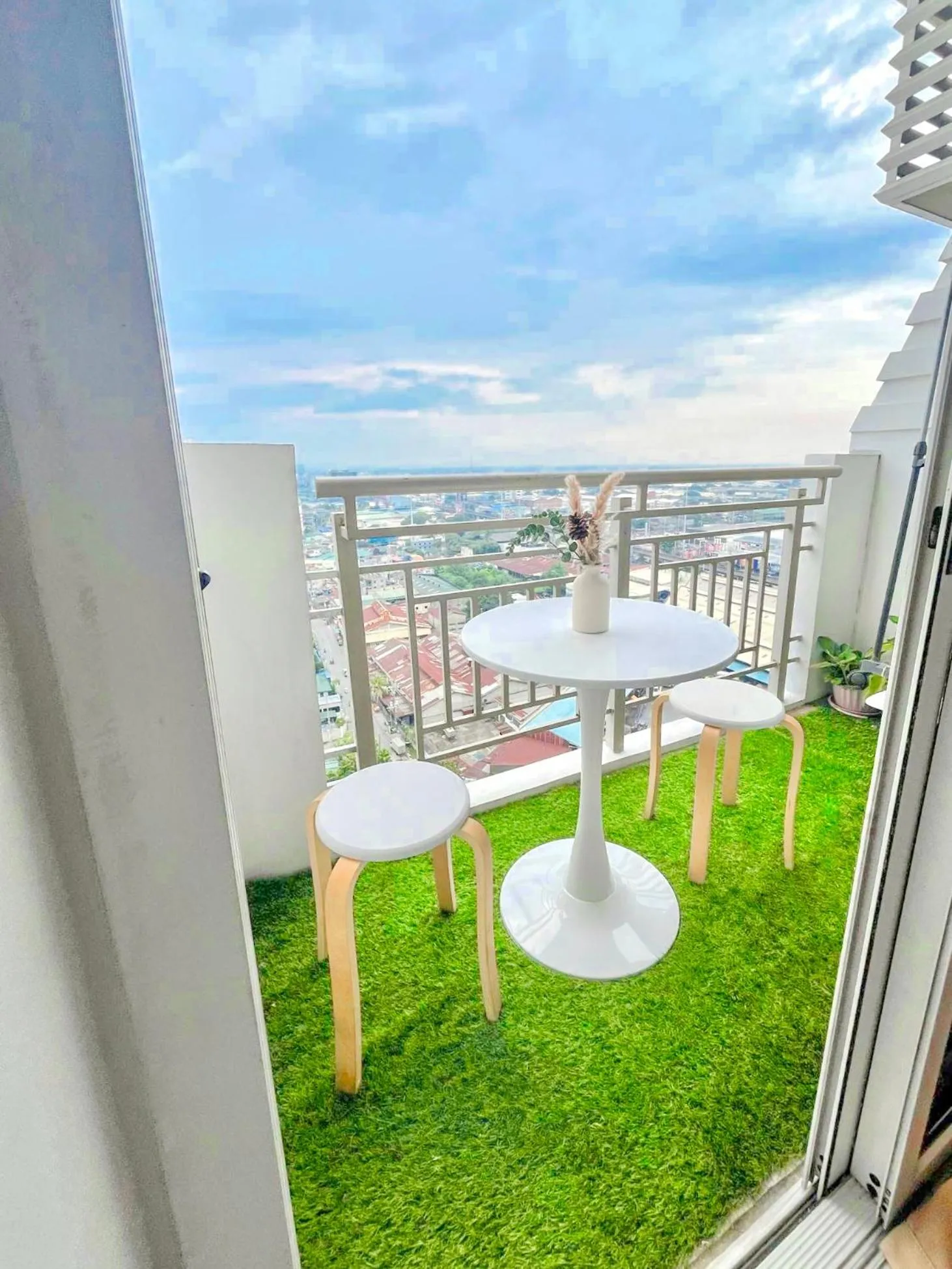 Zinnia Towers 1BR Condo with PS4 Karaoke Netflix & Swimming Pool