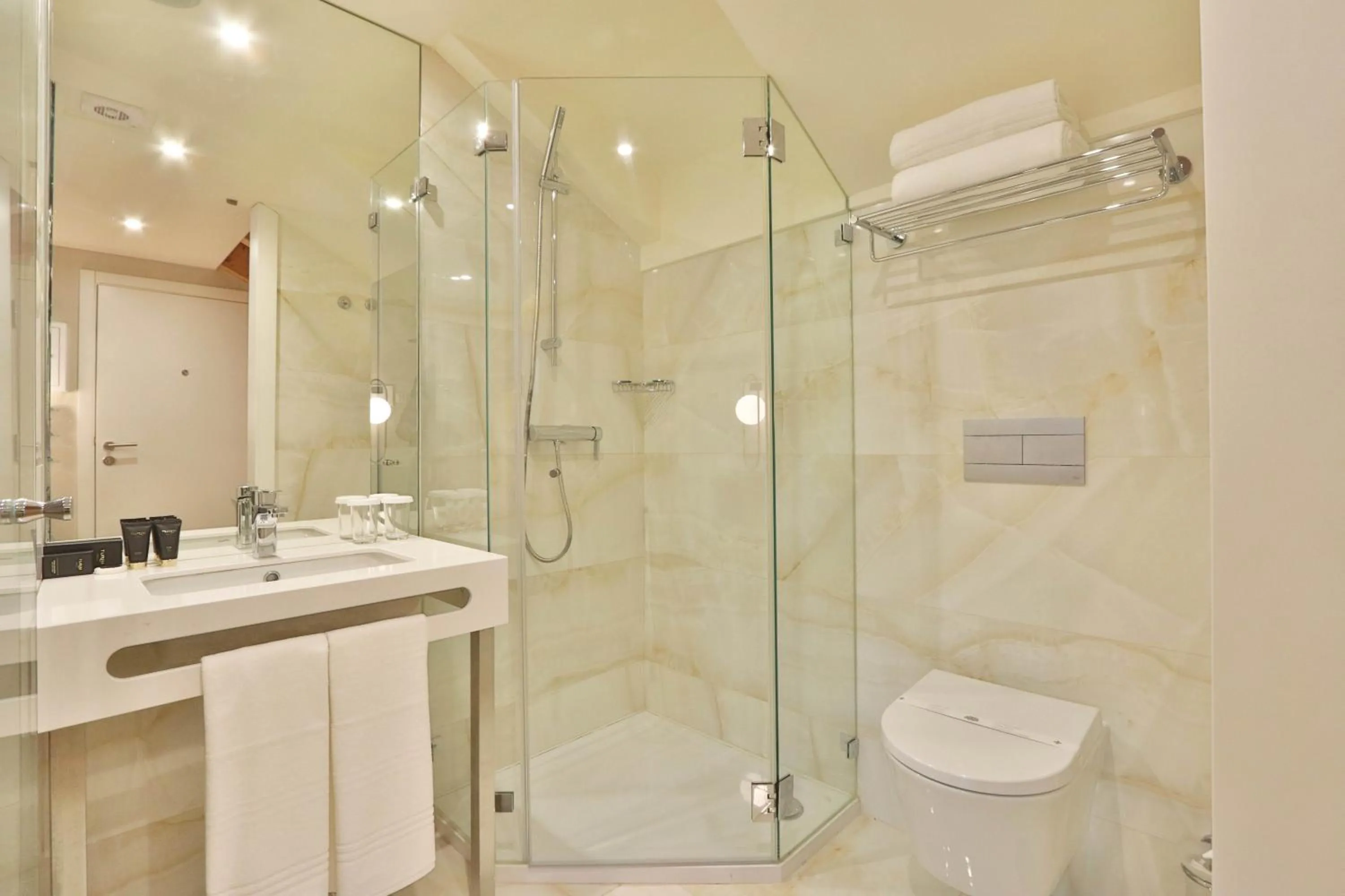 Shower in BOULEVARD Boutique Studios